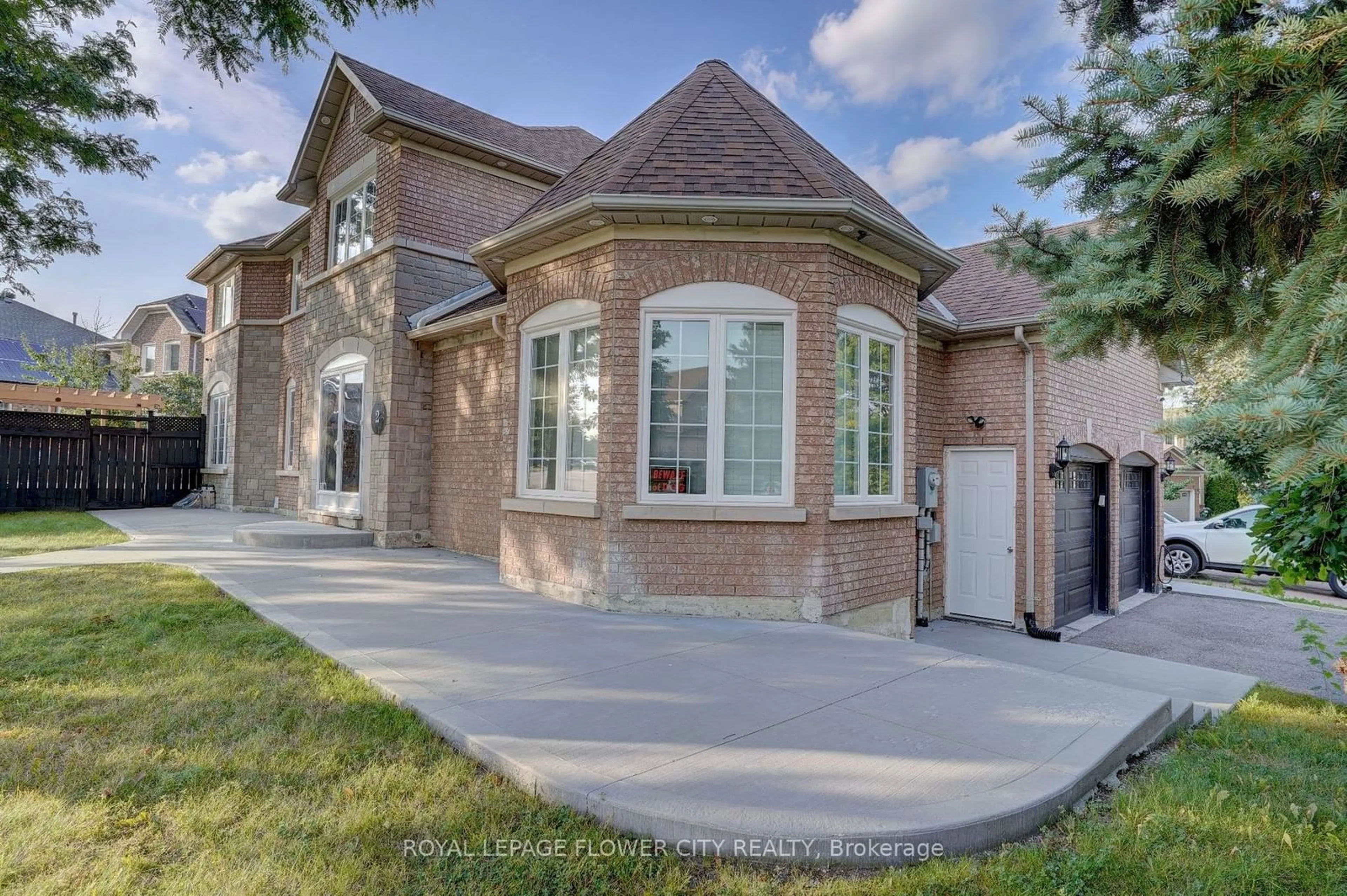 Home with brick exterior material for 2 Black Hills Crt, Brampton Ontario L6R 1J5