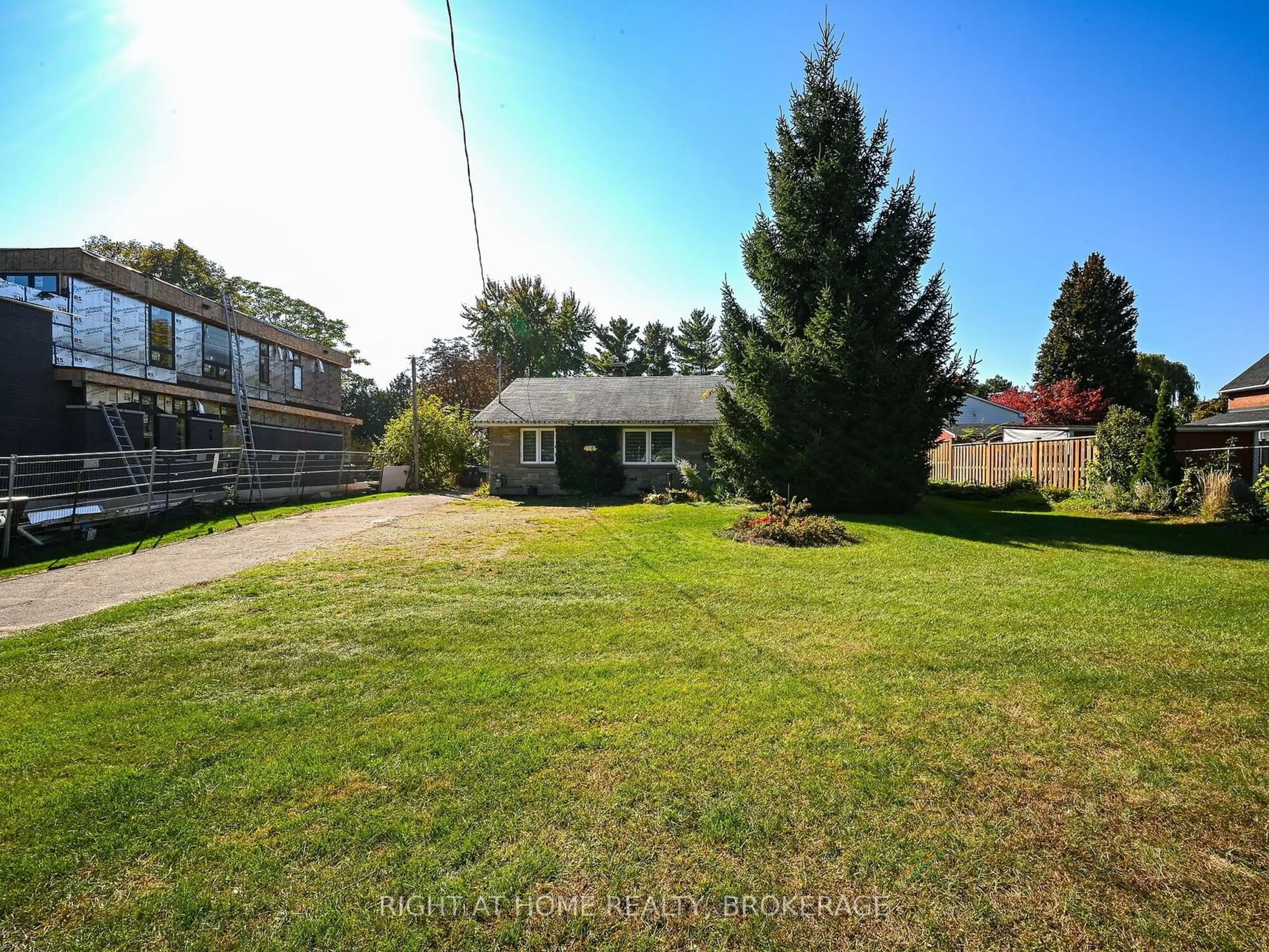 A pic from outside/outdoor area/front of a property/back of a property/a pic from drone, street for 914 Clarkson Rd, Mississauga Ontario L5J 2V3