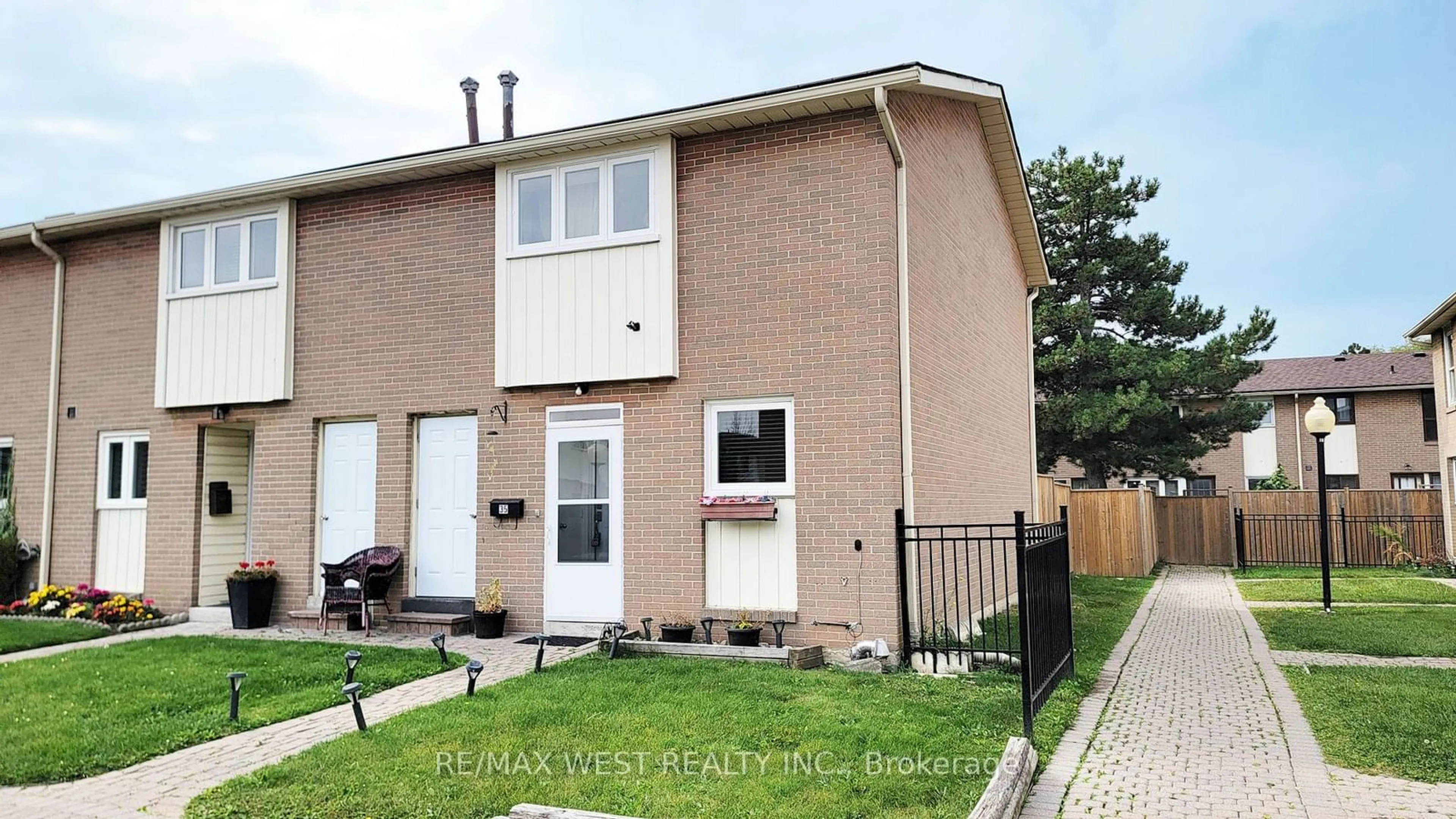 A pic from exterior of the house or condo, cottage for 35 Craigleigh Cres, Brampton Ontario L6T 2E3