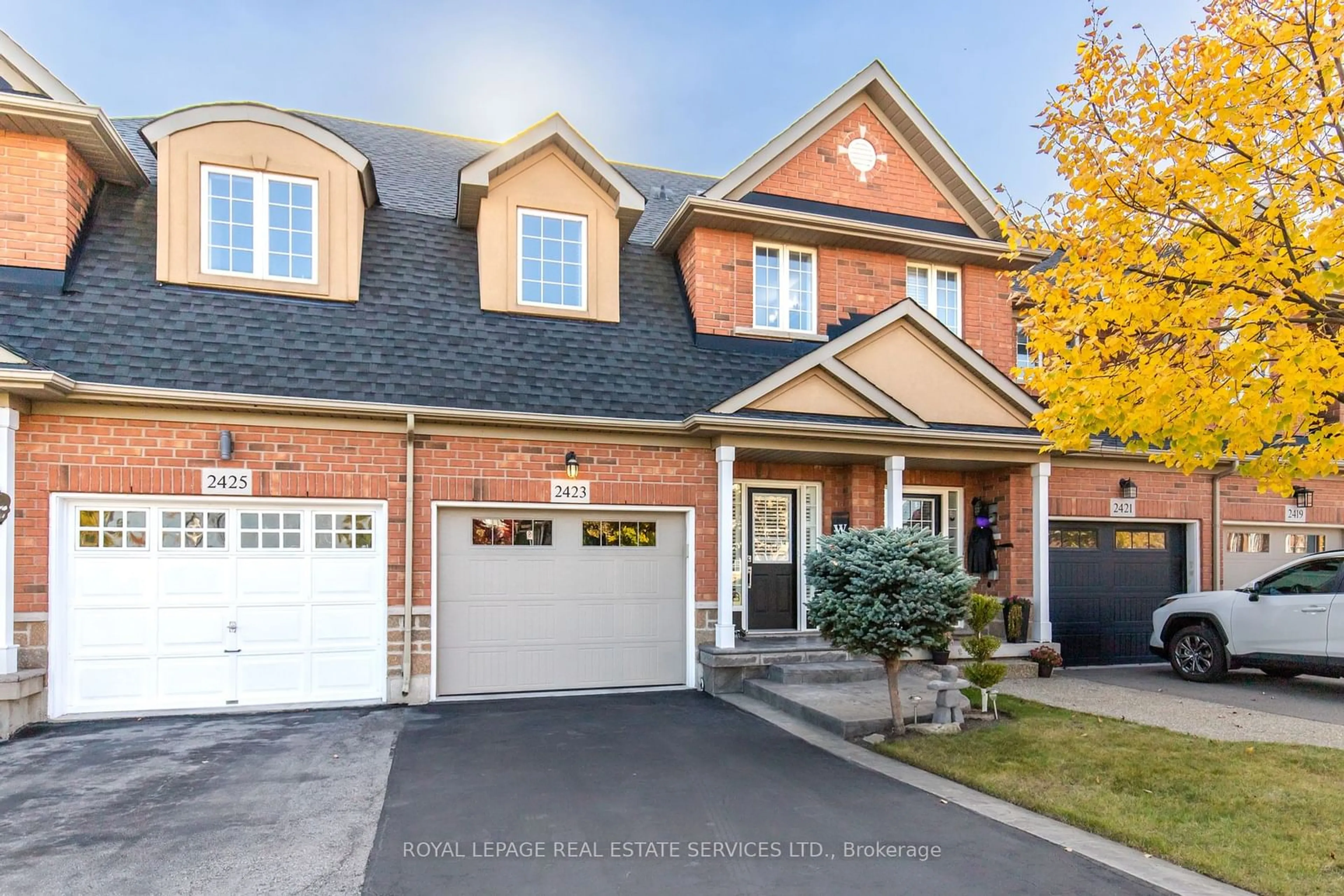 Home with brick exterior material for 2423 Shadow Crt, Oakville Ontario L6M 5G6