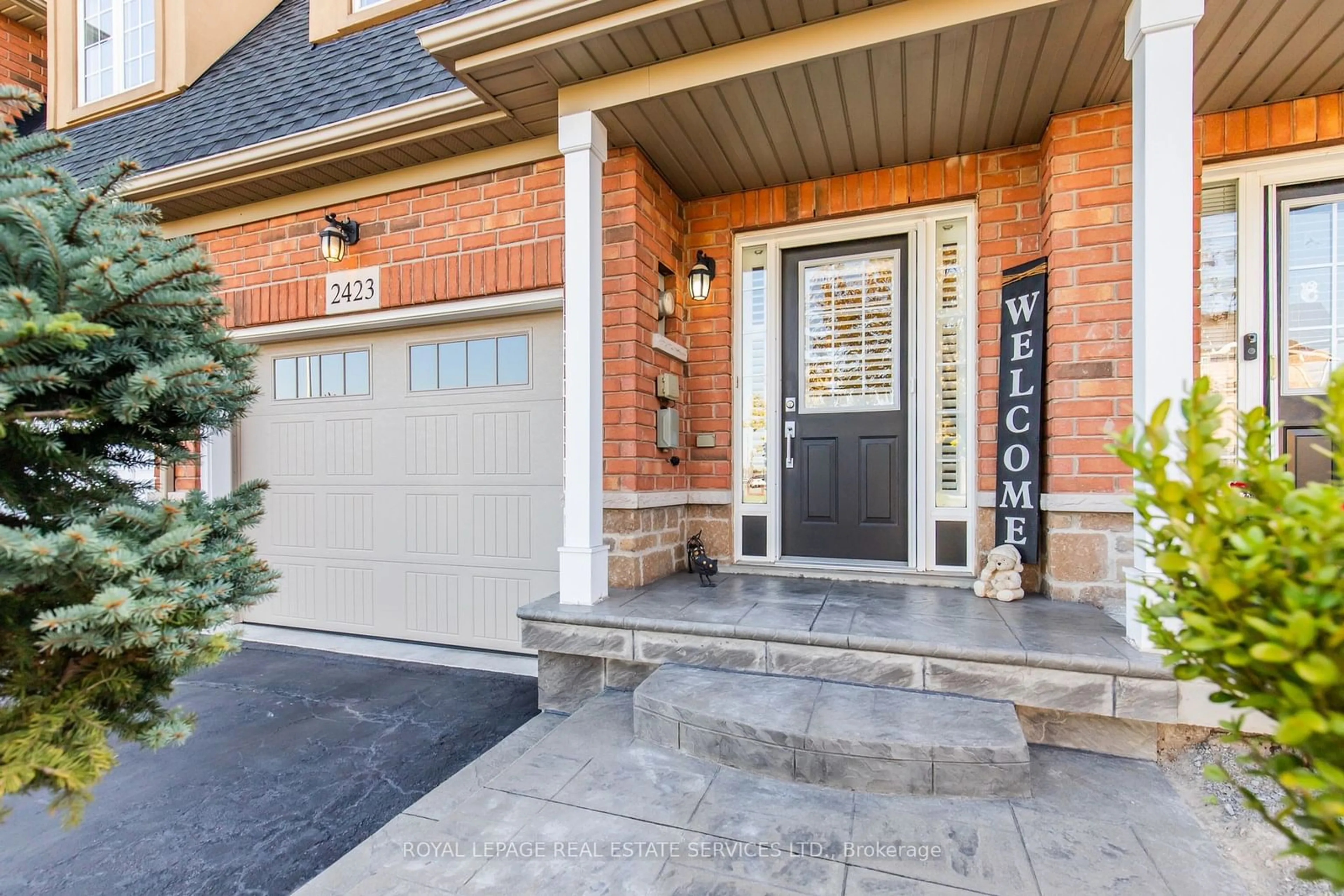 Home with brick exterior material for 2423 Shadow Crt, Oakville Ontario L6M 5G6