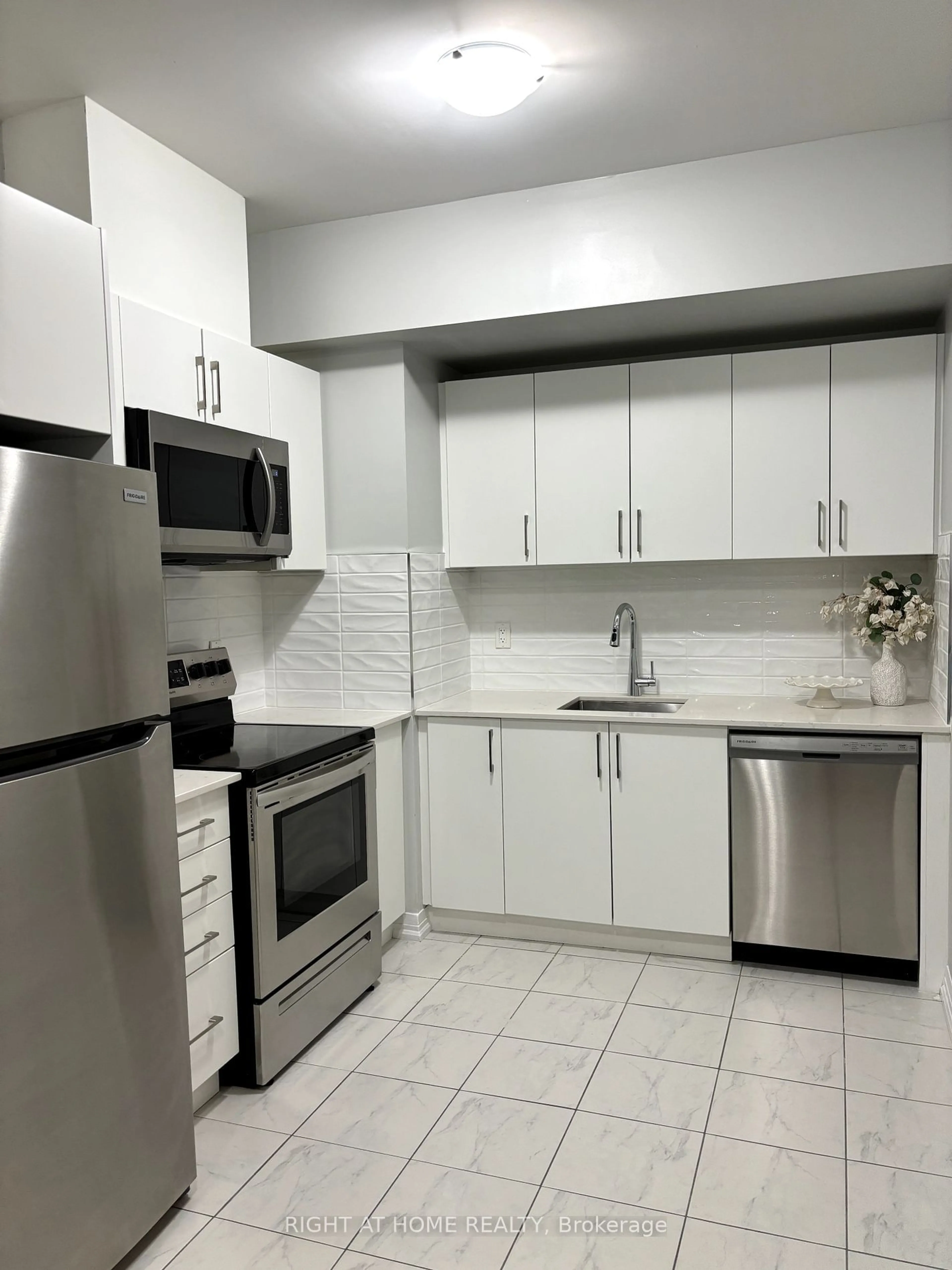 Standard kitchen for 1145 Journeyman Lane #247, Mississauga Ontario L5J 0B5