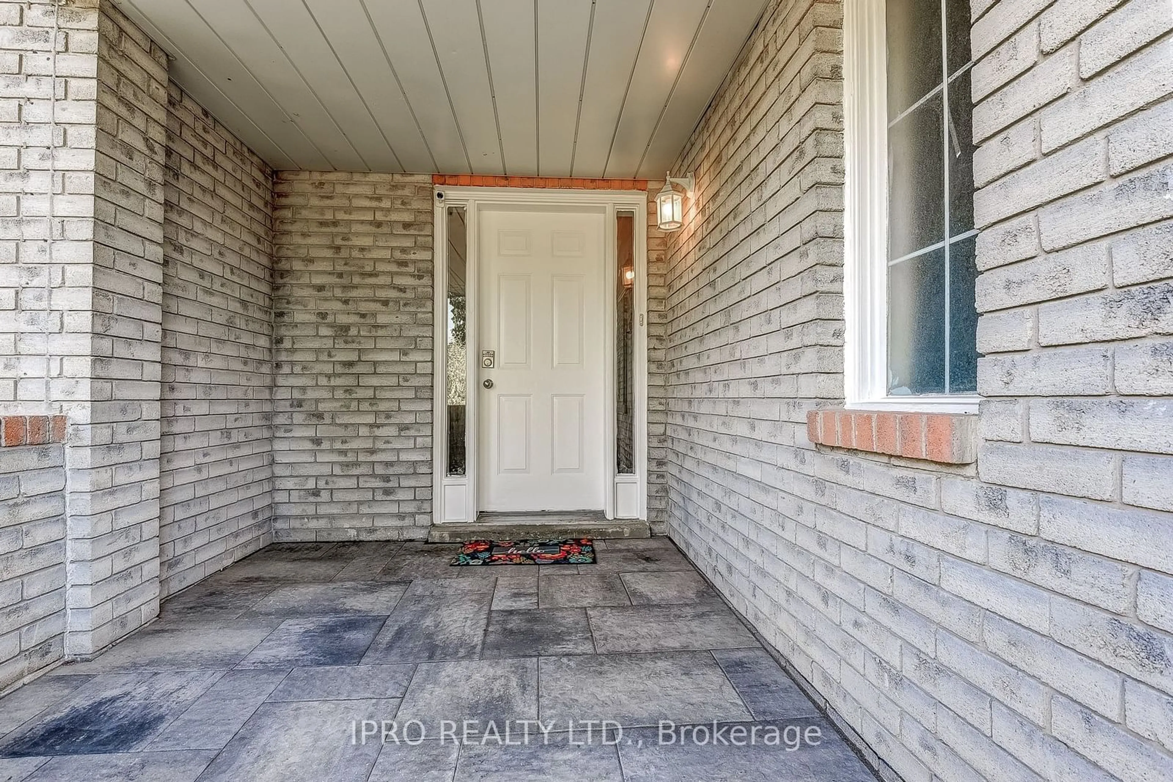 Indoor entryway, wood floors for 47 Muirland Cres, Brampton Ontario L6X 4P4