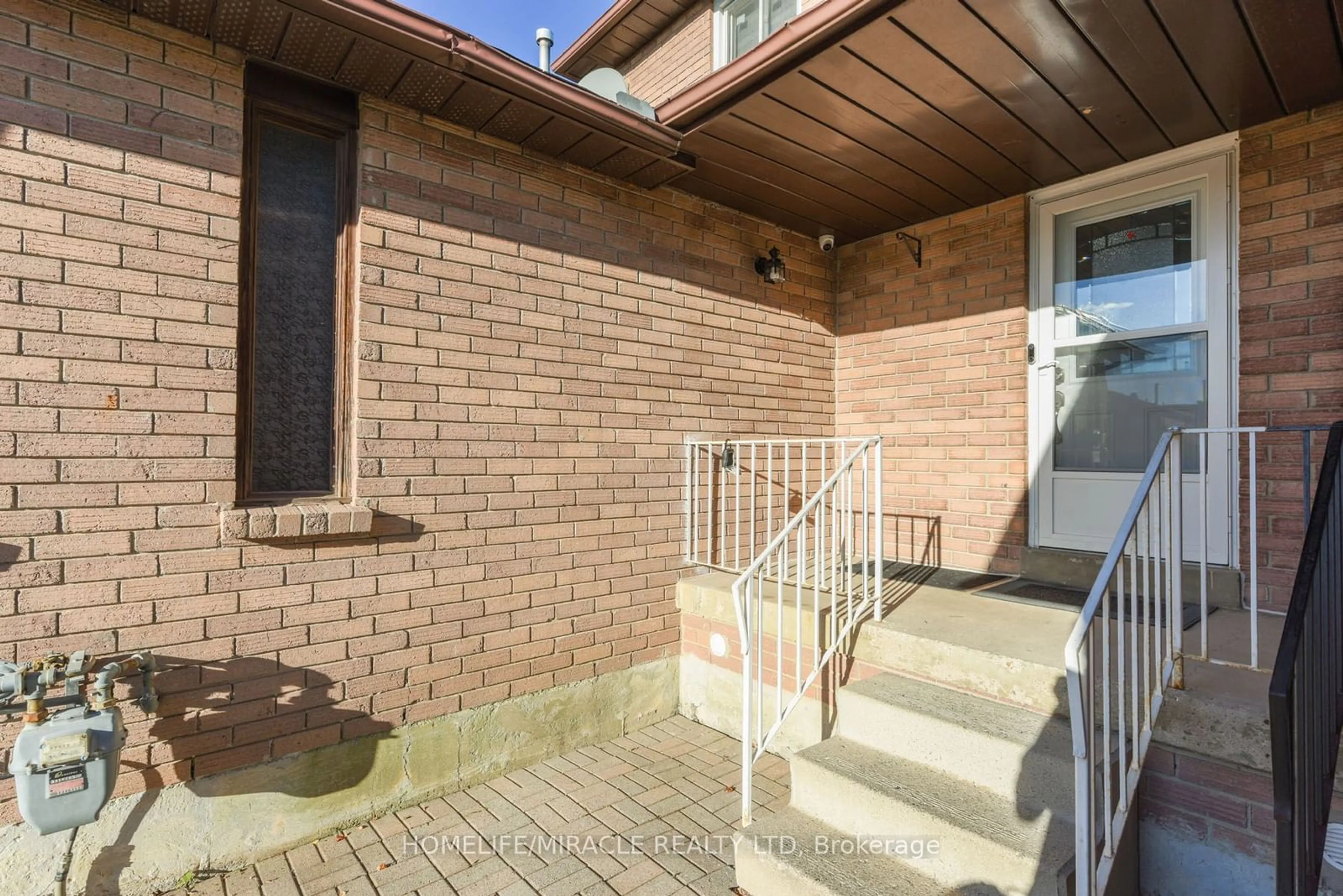 Home with brick exterior material for 22 Woodsend Run, Brampton Ontario L6Y 4G8