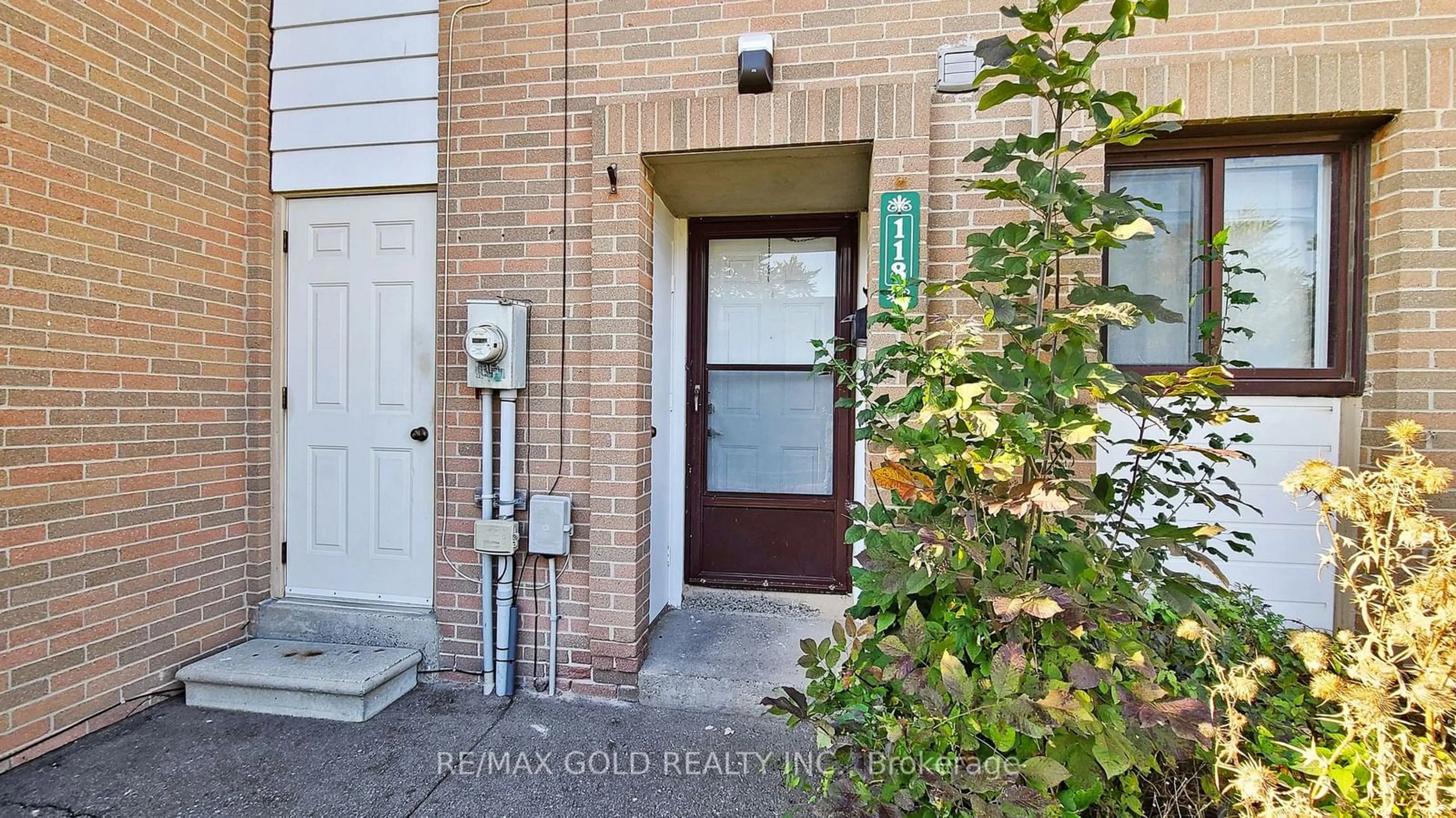 A pic from exterior of the house or condo, the street view for 118 Fleetwood Cres, Brampton Ontario L6T 2E5