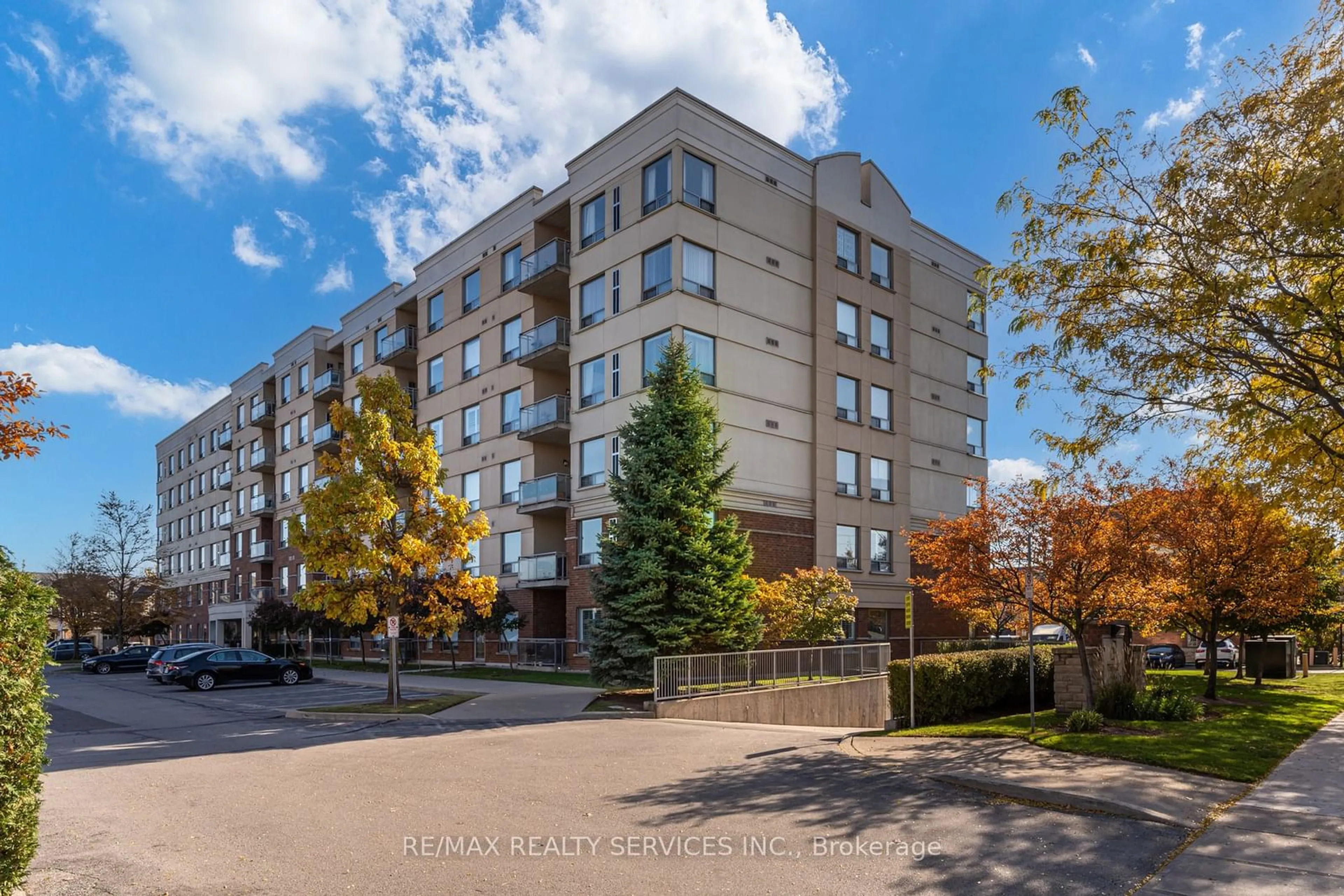 A pic from exterior of the house or condo, the front or back of building for 5070 Fairview St #105, Burlington Ontario L7L 0B8