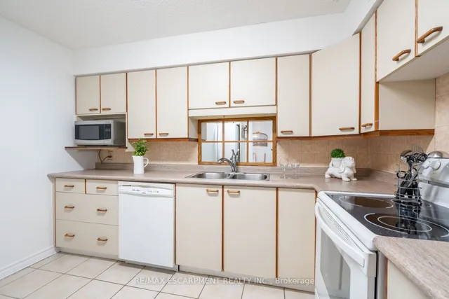 Additional property image - 5280 Lakeshore Rd Unit 105