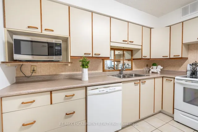 Additional property image - 5280 Lakeshore Rd Unit 105