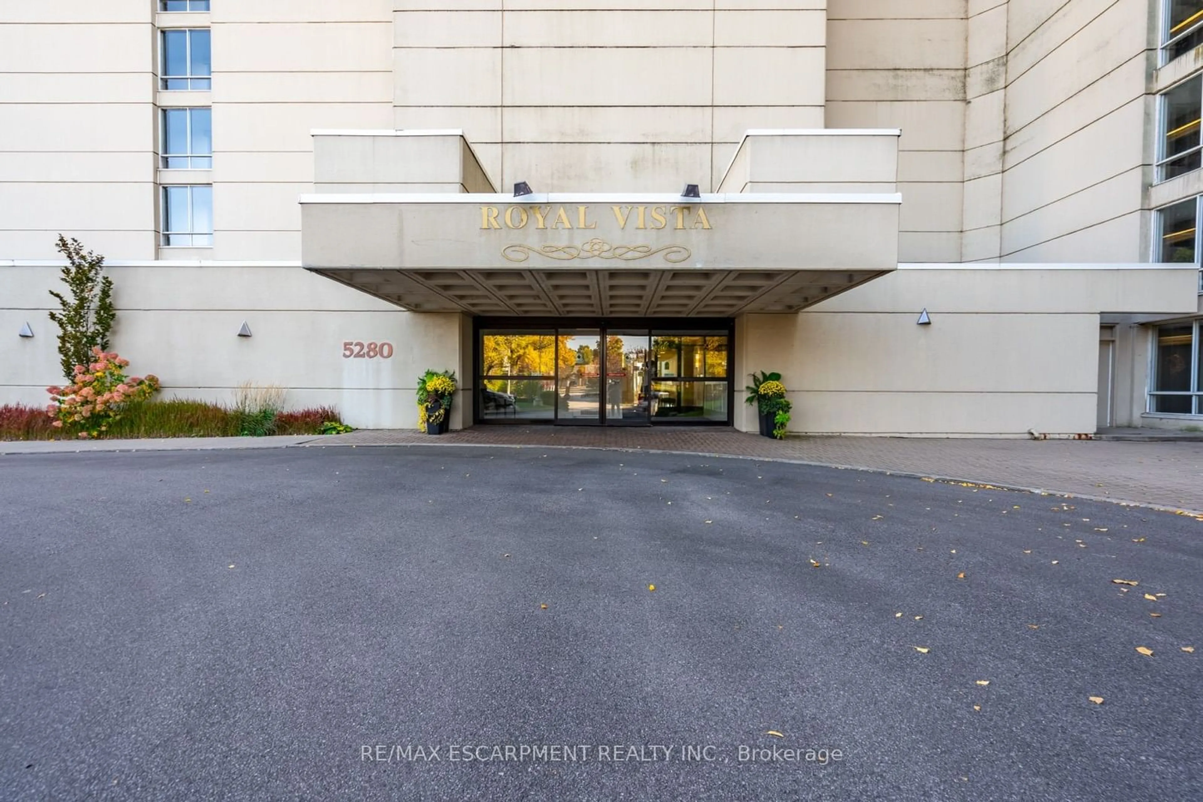 Indoor foyer, cement floor for 5280 Lakeshore Rd #105, Burlington Ontario L7L 5B1