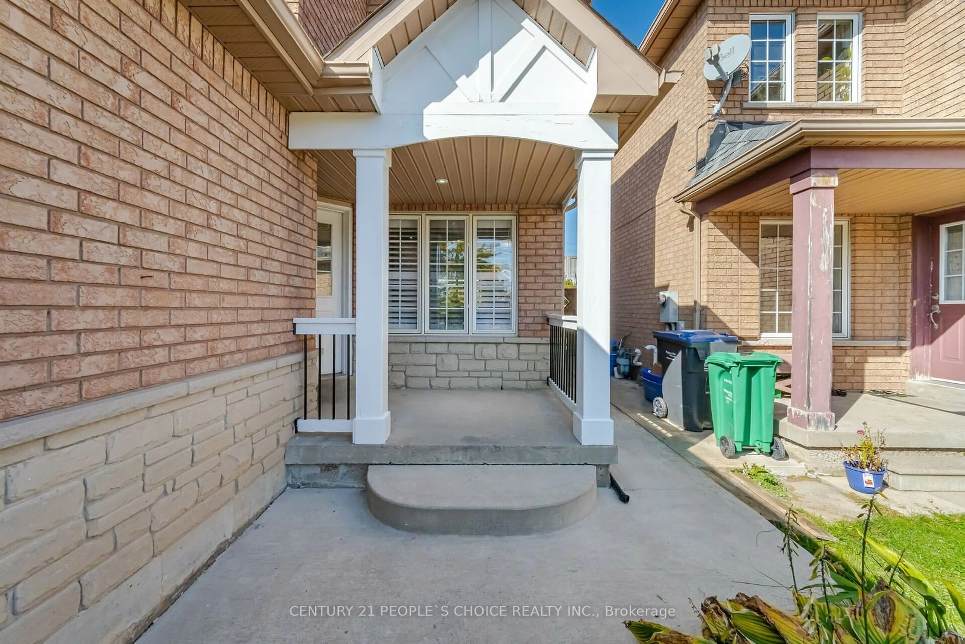 Indoor entryway, cement floor for 7598 Black Walnut Tr, Mississauga Ontario L5N 8A7