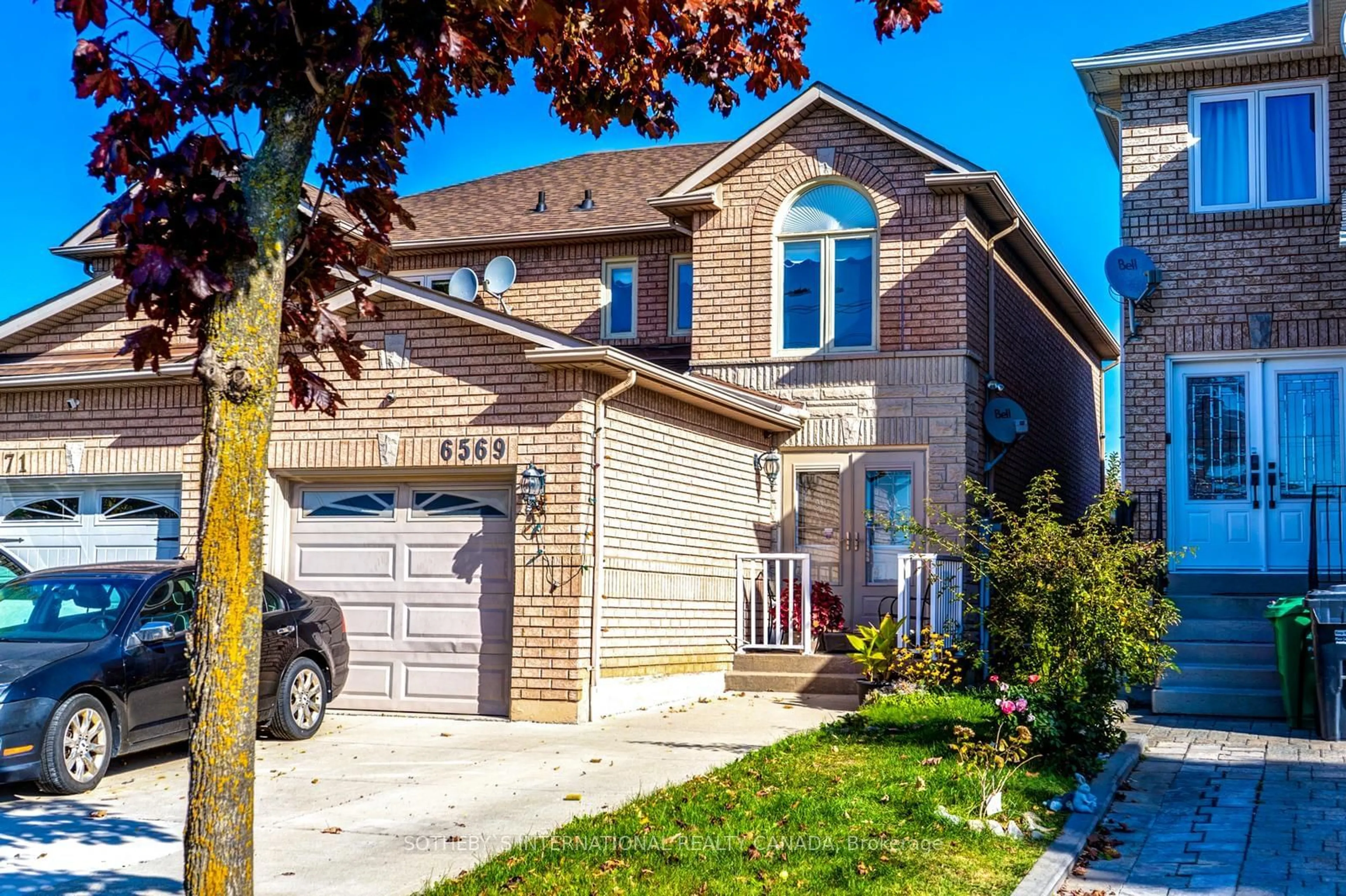 A pic from exterior of the house or condo, the street view for 6569 Sapling Tr, Mississauga Ontario L5N 7J3