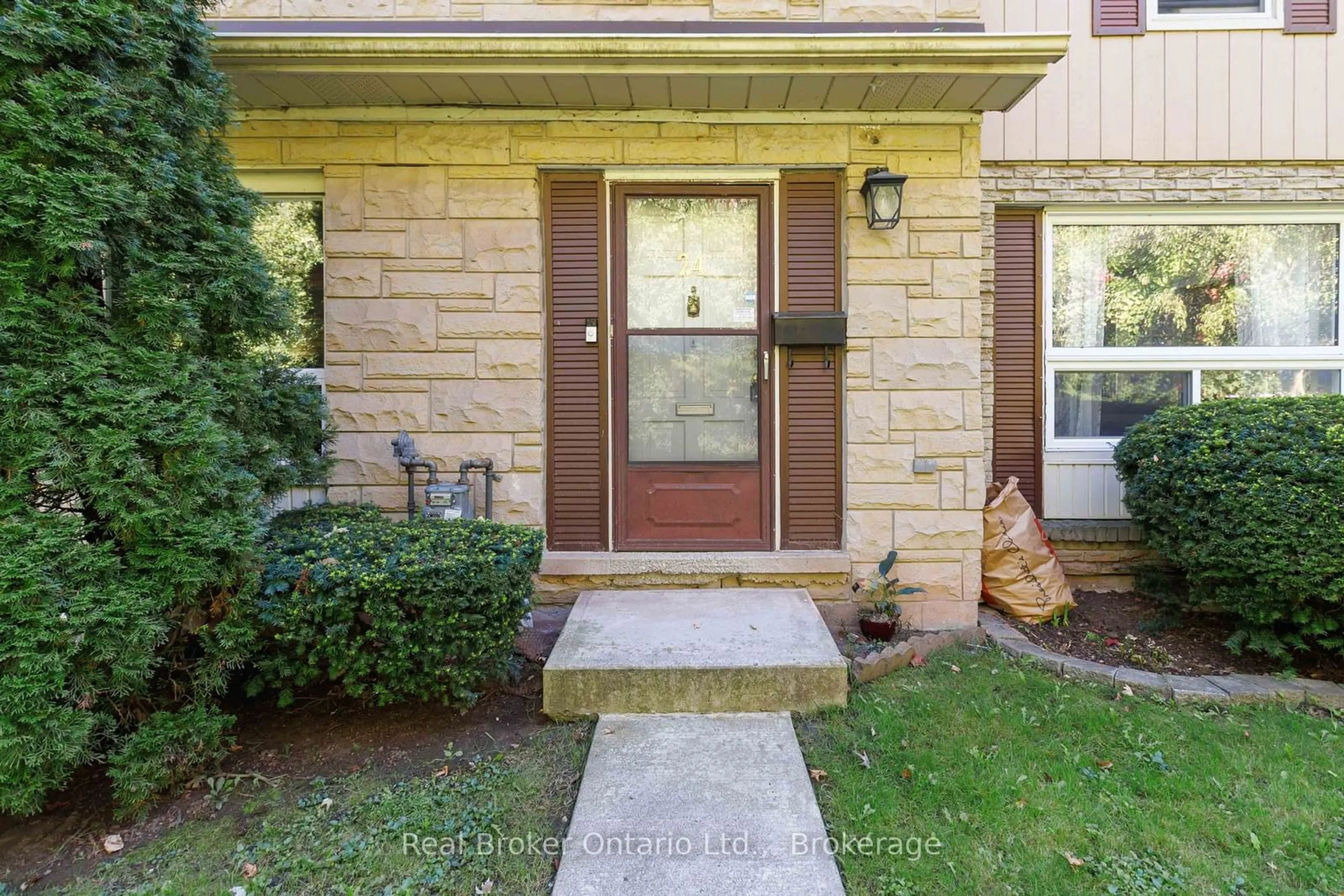 Indoor entryway, wood floors for 5475 Lakeshore Rd #24, Burlington Ontario L7L 2Z9