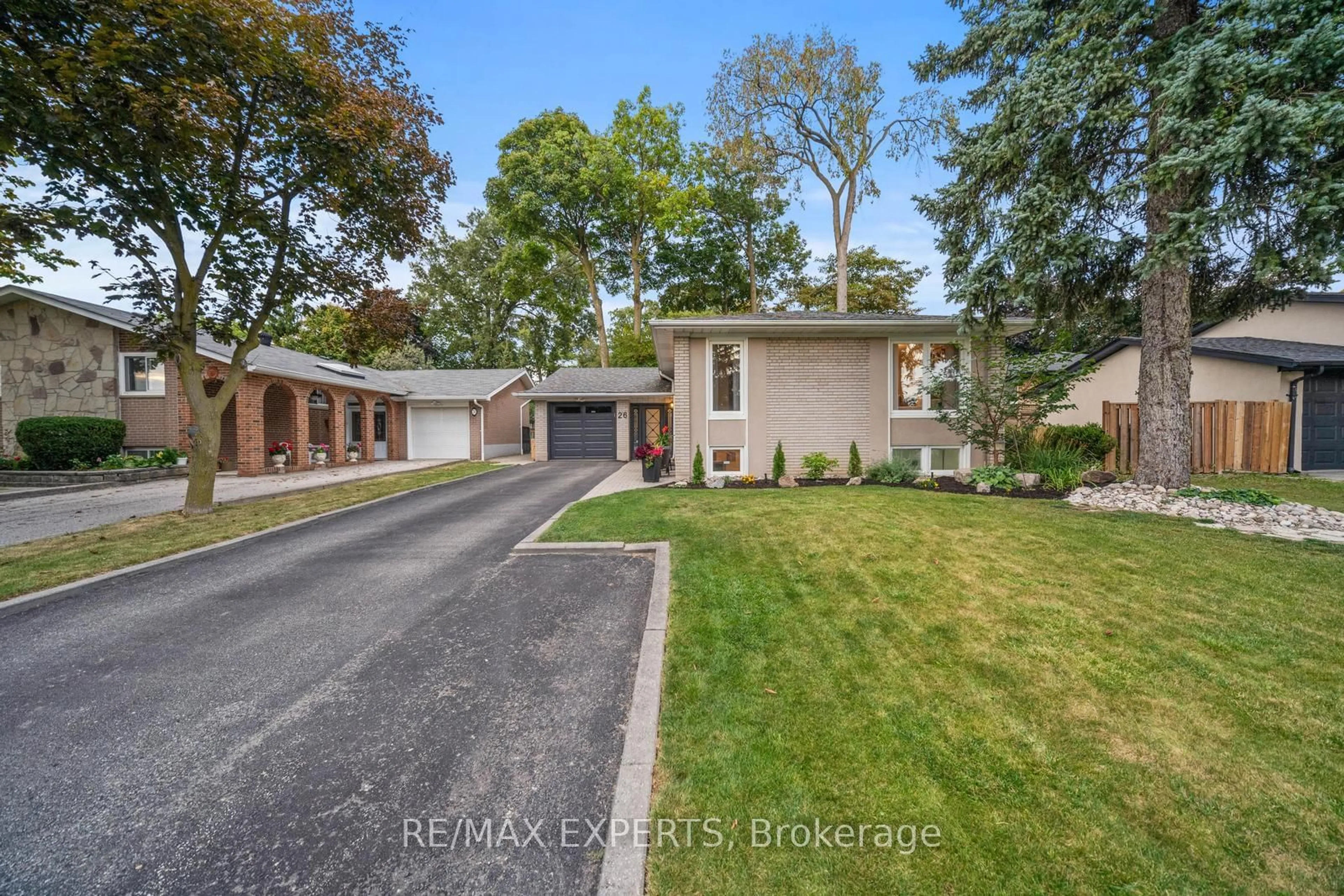 Frontside or backside of a home, the street view for 26 Sinton Crt, Toronto Ontario M3M 1P4