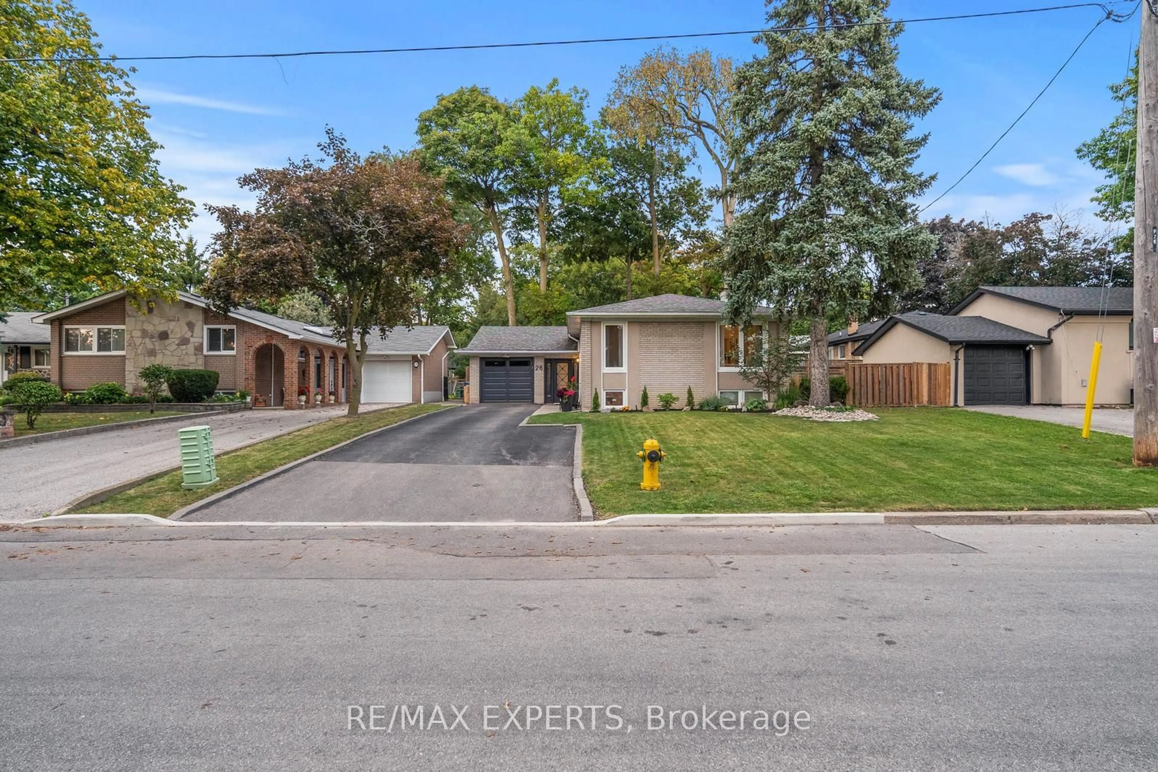 Frontside or backside of a home, the street view for 26 Sinton Crt, Toronto Ontario M3M 1P4