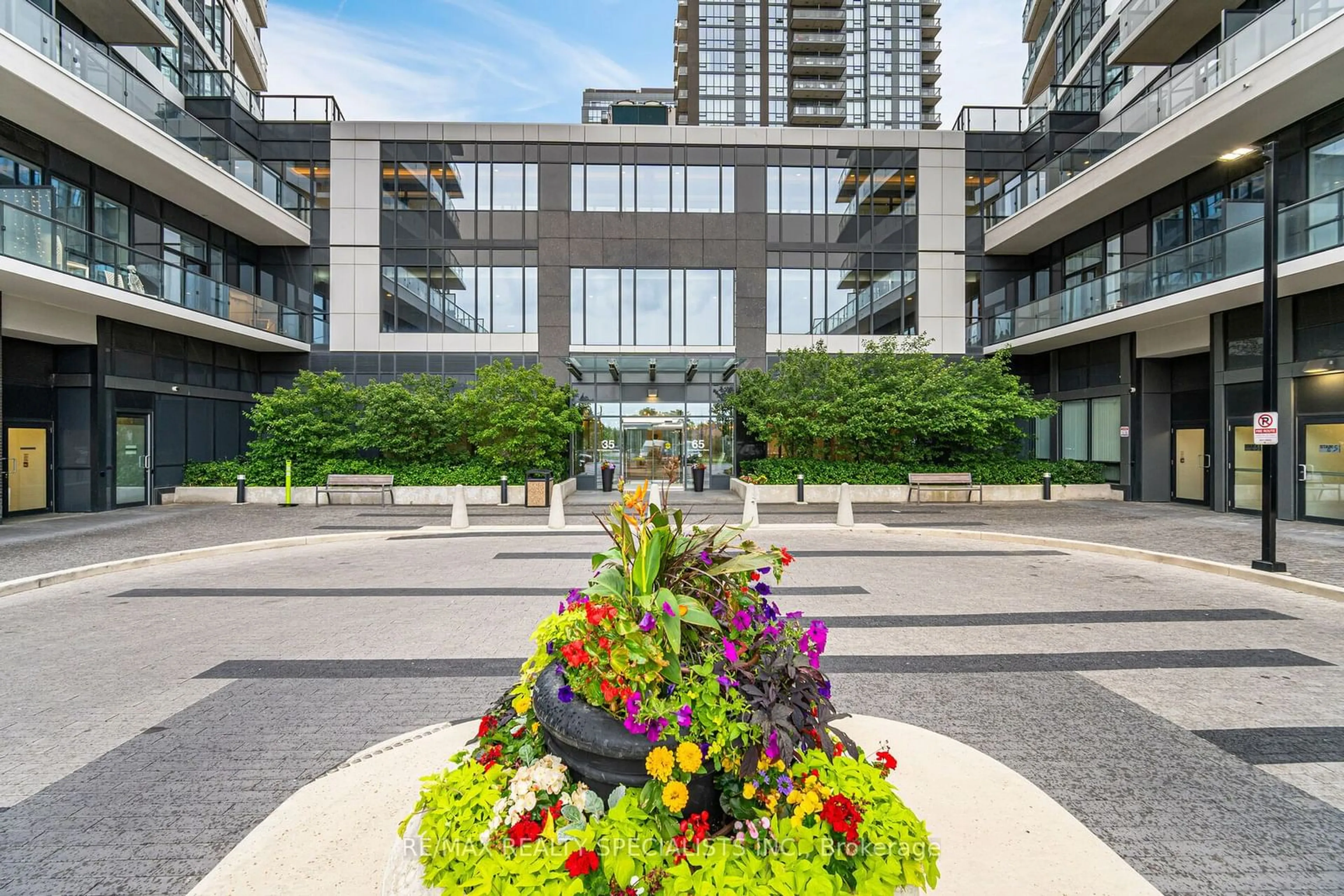 A pic from exterior of the house or condo, the front or back of building for 35 Watergarden Dr #2415, Mississauga Ontario L5R 0G8