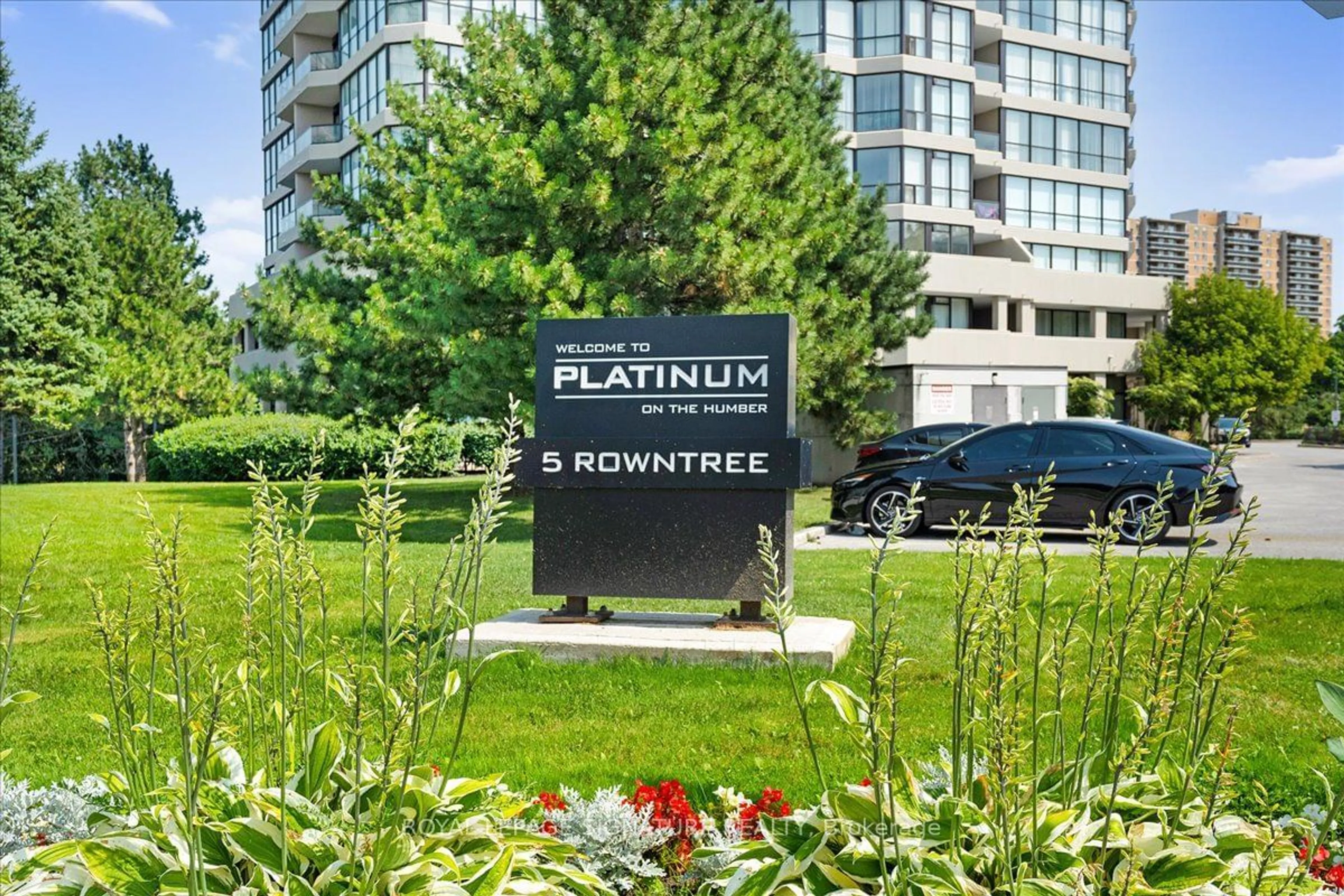 A pic from exterior of the house or condo, the front or back of building for 5 Rowntree Rd #911, Toronto Ontario M9V 5G9