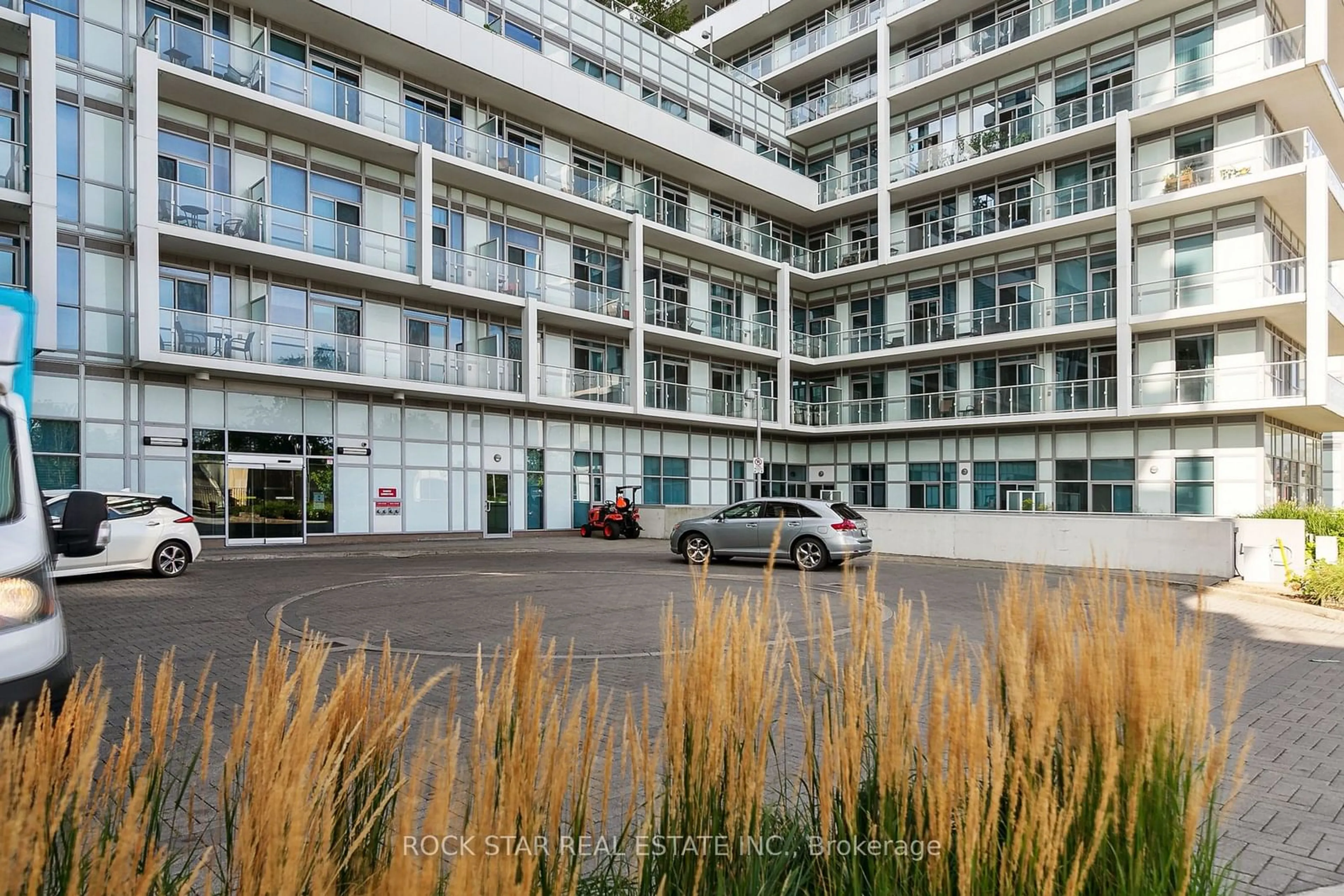 A pic from exterior of the house or condo, the front or back of building for 65 Speers Rd #705, Oakville Ontario L6K 0J1