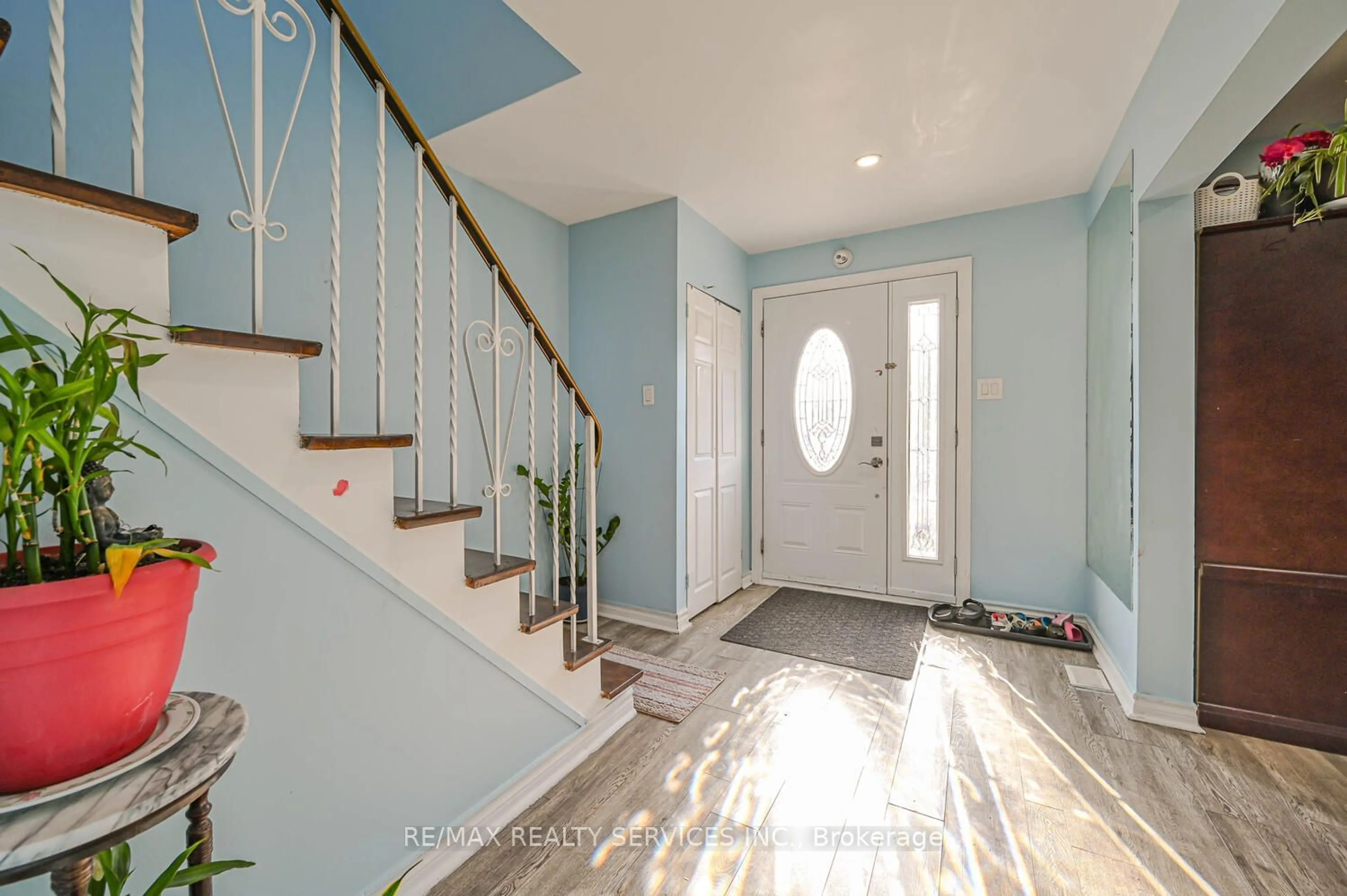 Indoor entryway, wood floors for 57 Wilton Dr, Brampton Ontario L6W 2Z9