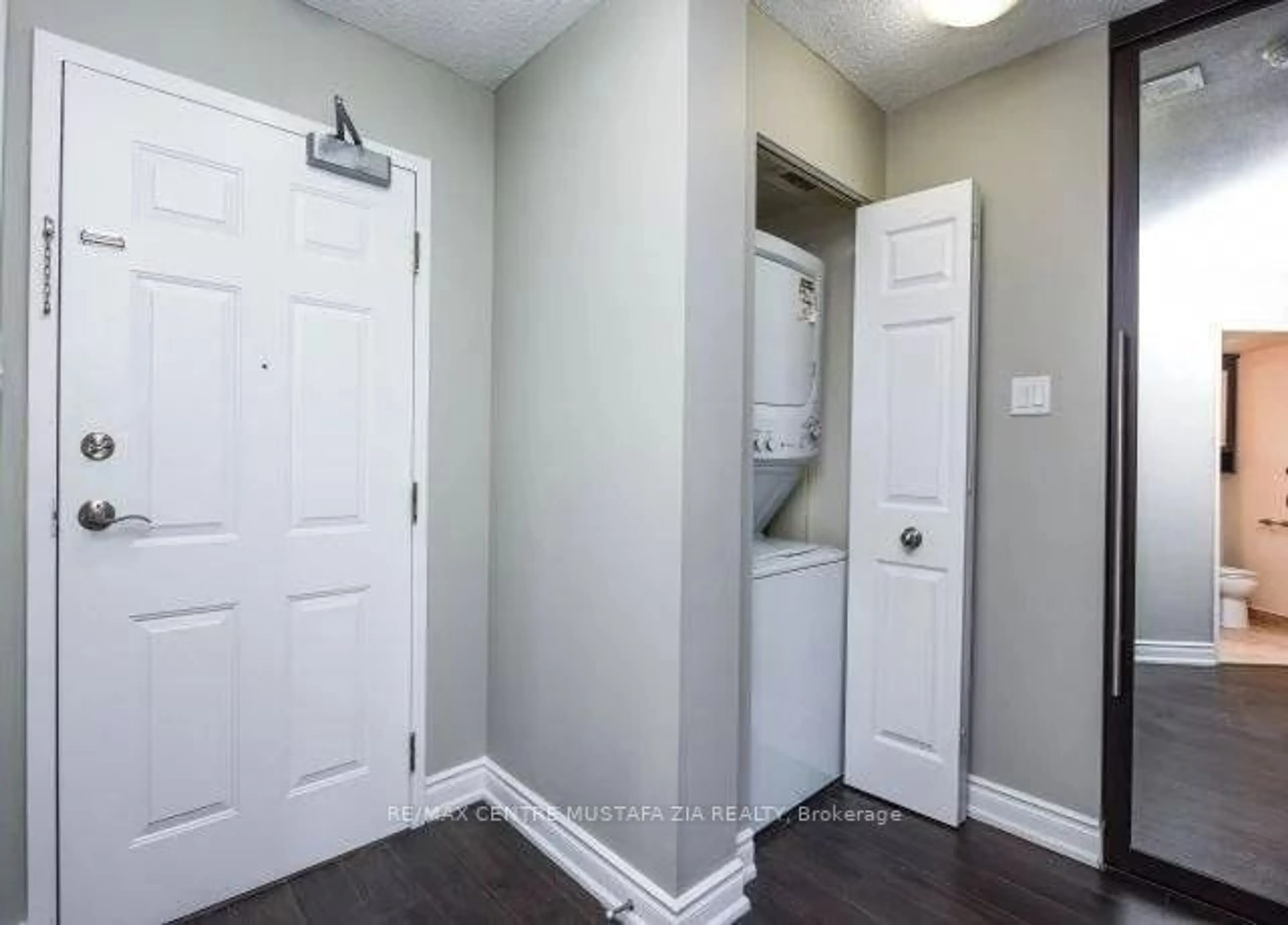 Indoor entryway, unknown floor for 250 Webb Dr #1506, Mississauga Ontario L5B 3Z4