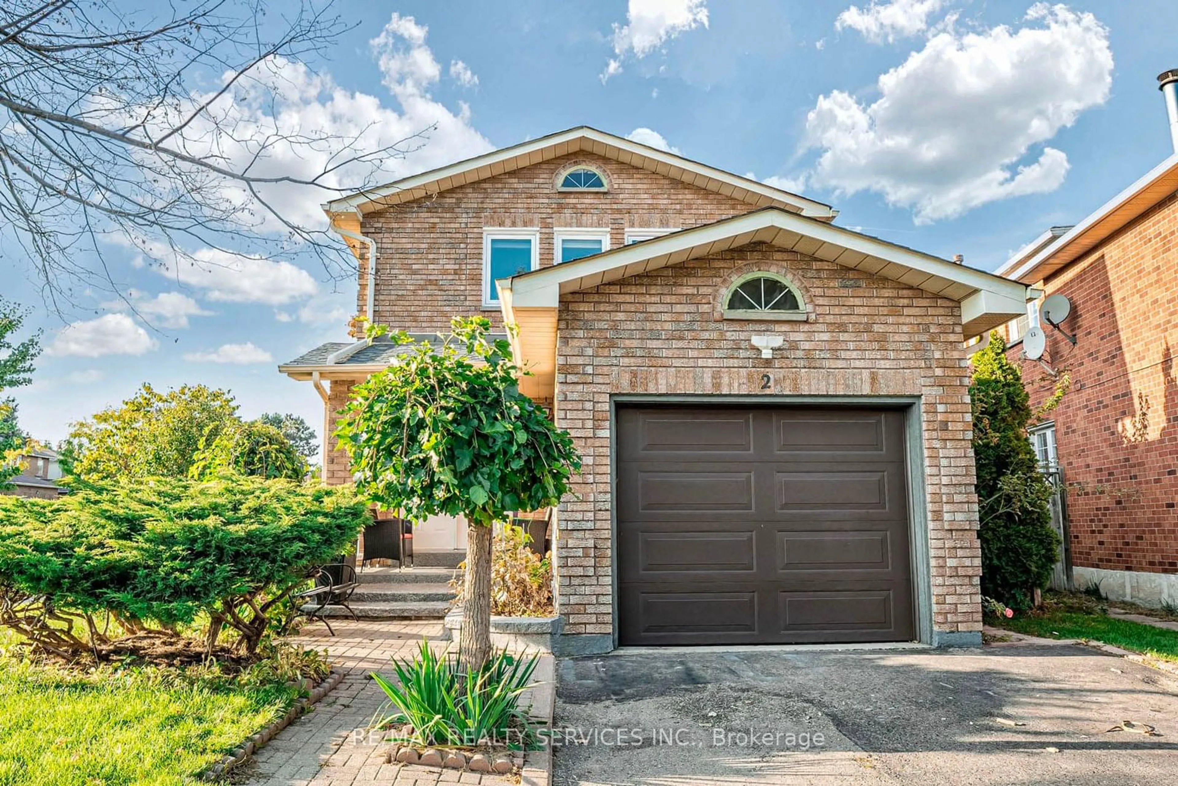 Home with brick exterior material for 2 Langholm Crt, Brampton Ontario L6Z 2Y1