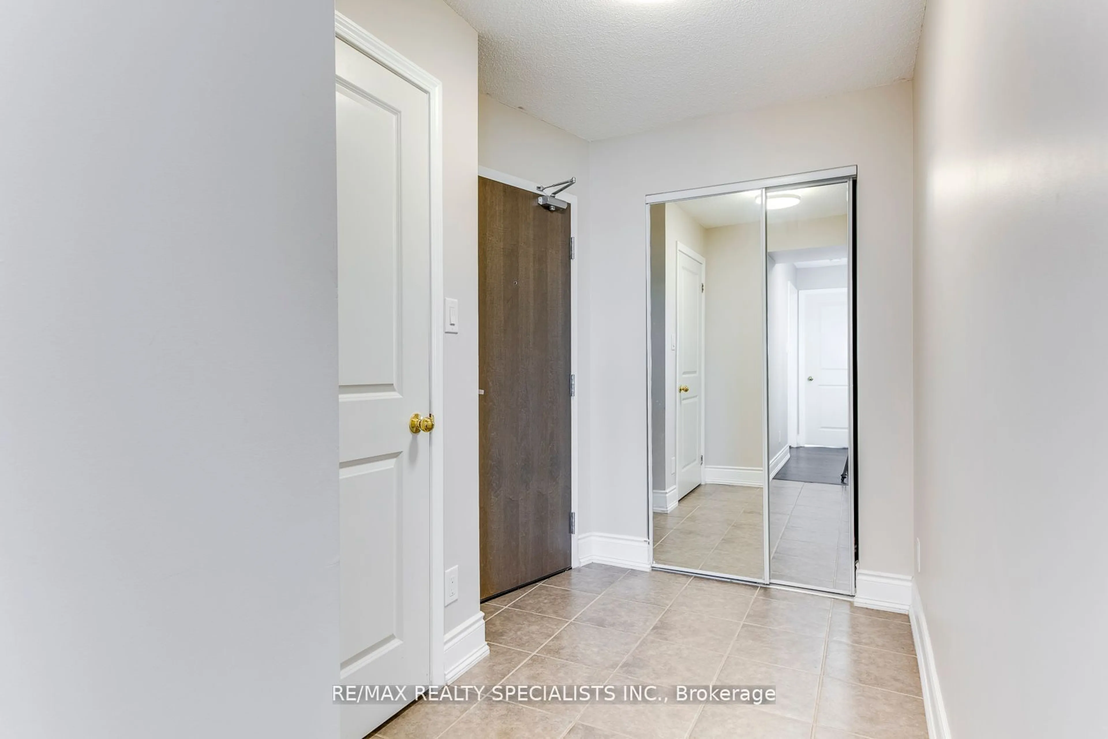 Indoor entryway, unknown floor for 9 George St #702, Brampton Ontario L6X 0T6