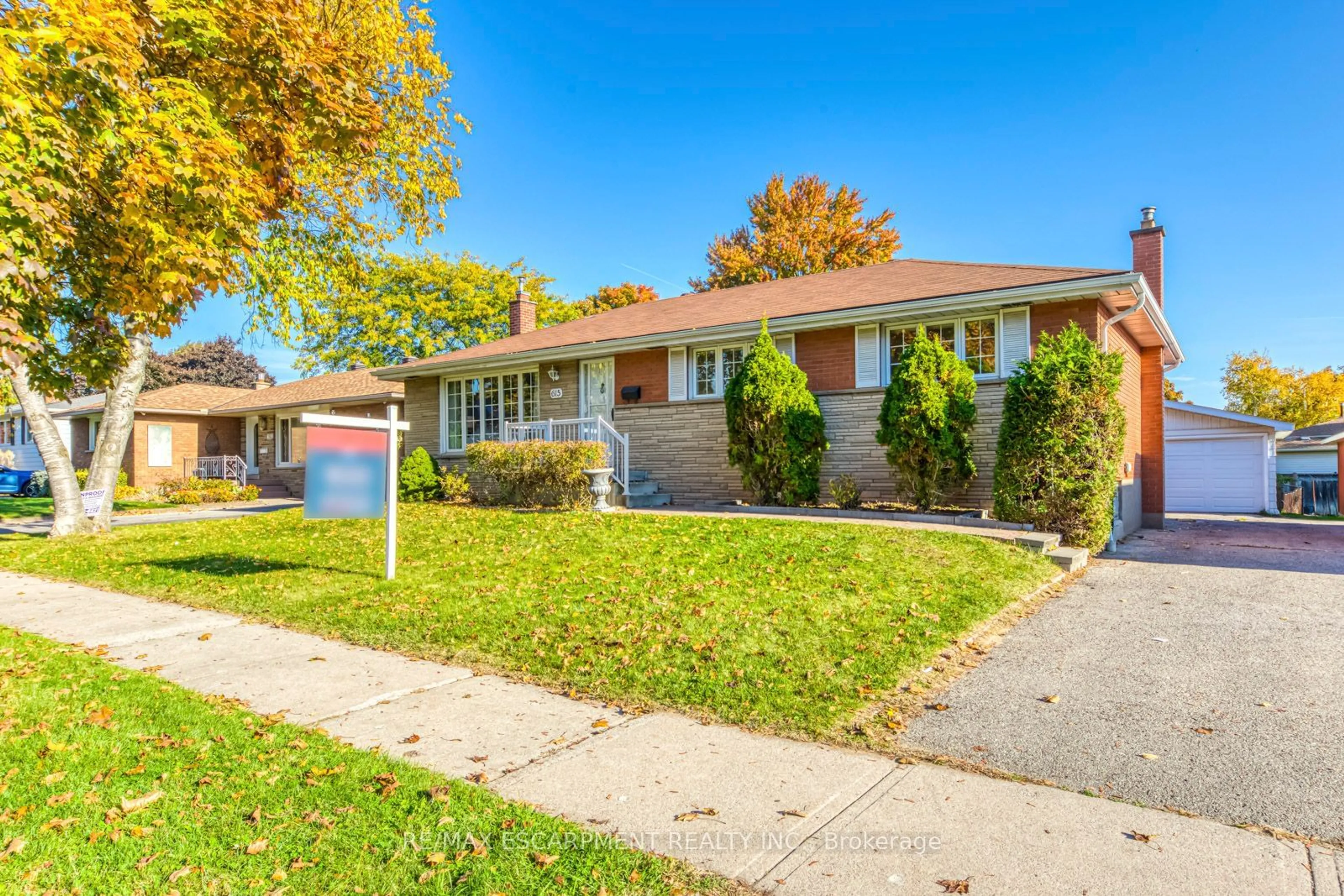 Frontside or backside of a home, the street view for 615 Cumberland Ave, Burlington Ontario L7N 2X4