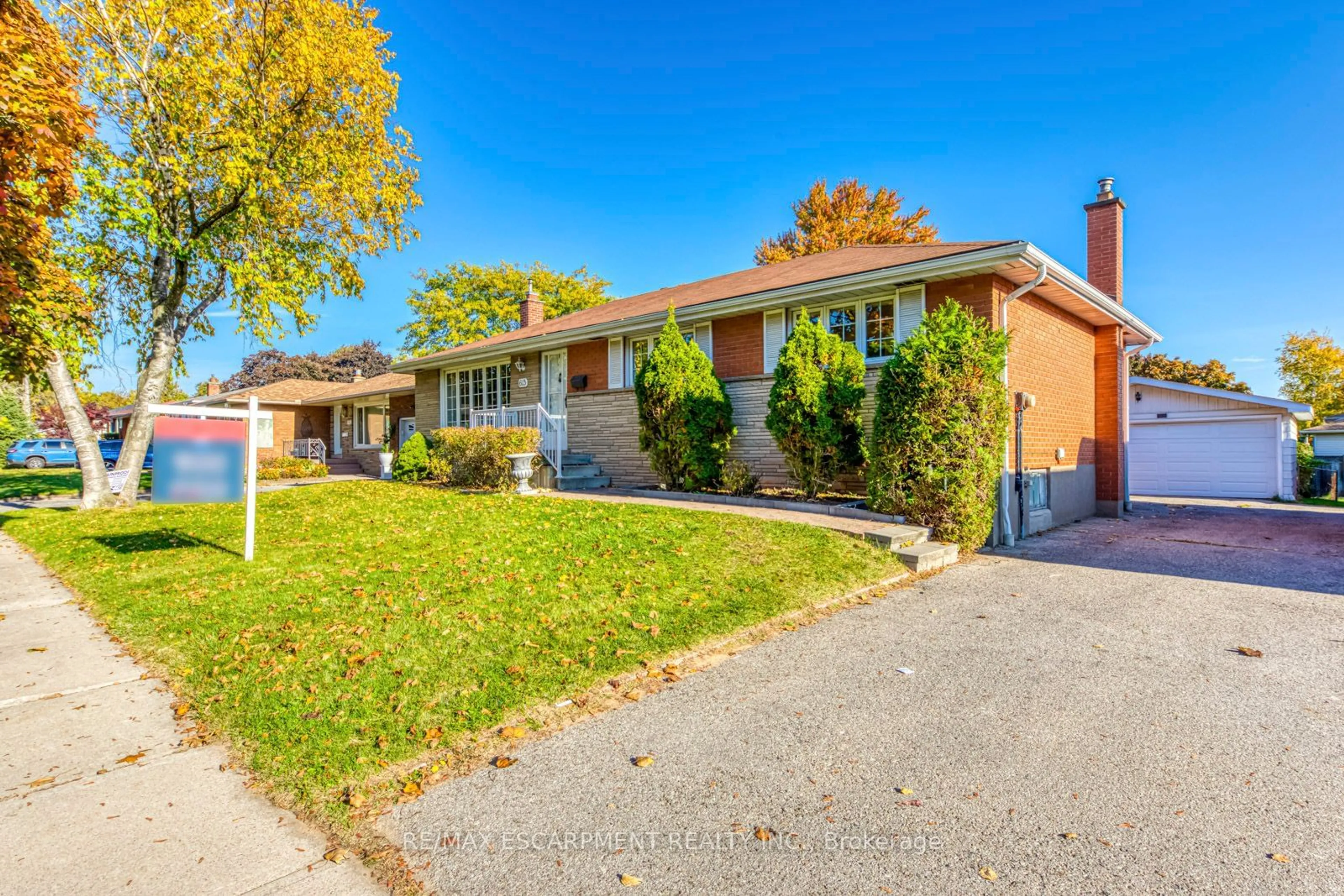 A pic from exterior of the house or condo, the street view for 615 Cumberland Ave, Burlington Ontario L7N 2X4