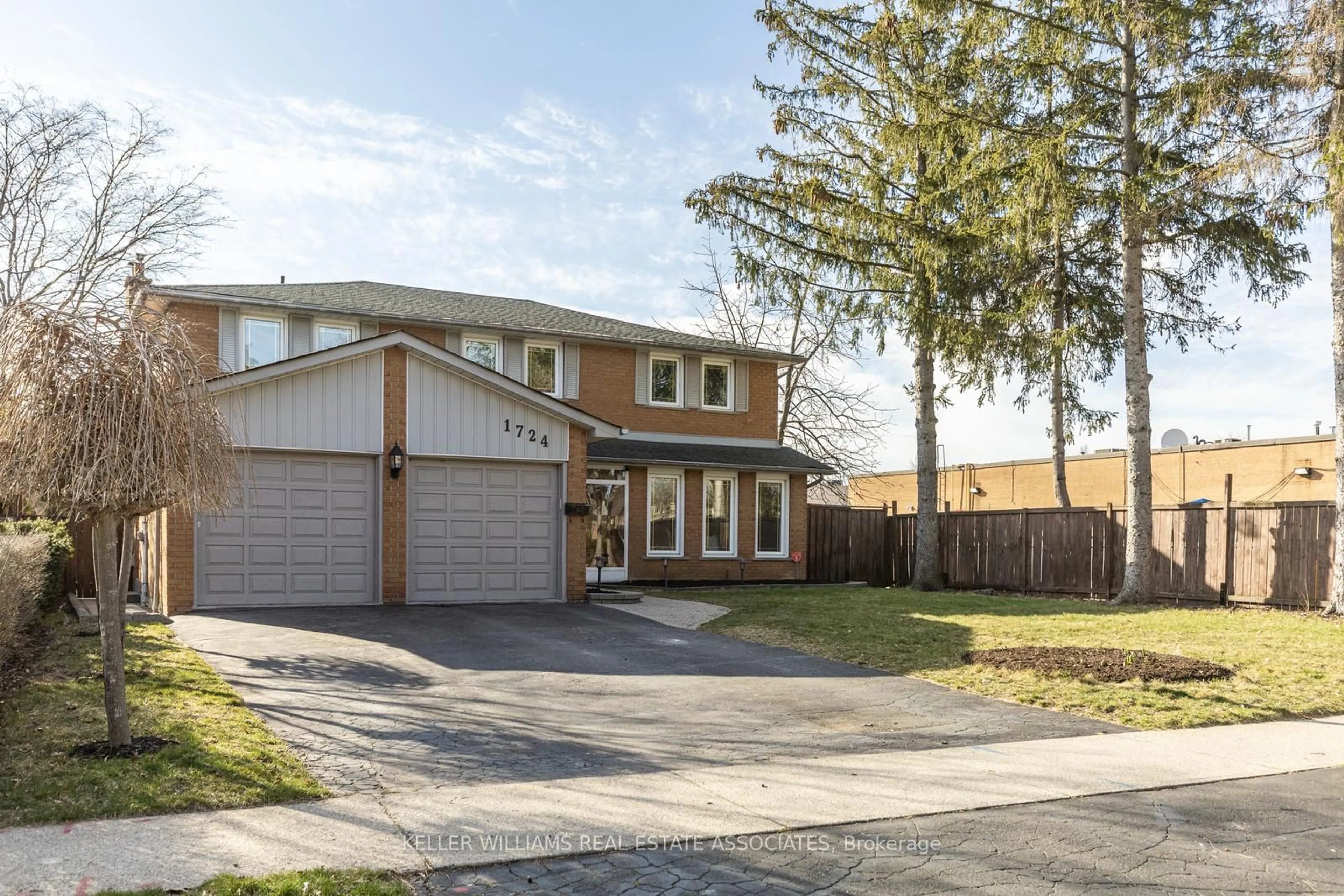 Frontside or backside of a home, the fenced backyard for 1724 Medallion Crt, Mississauga Ontario L5J 4G2