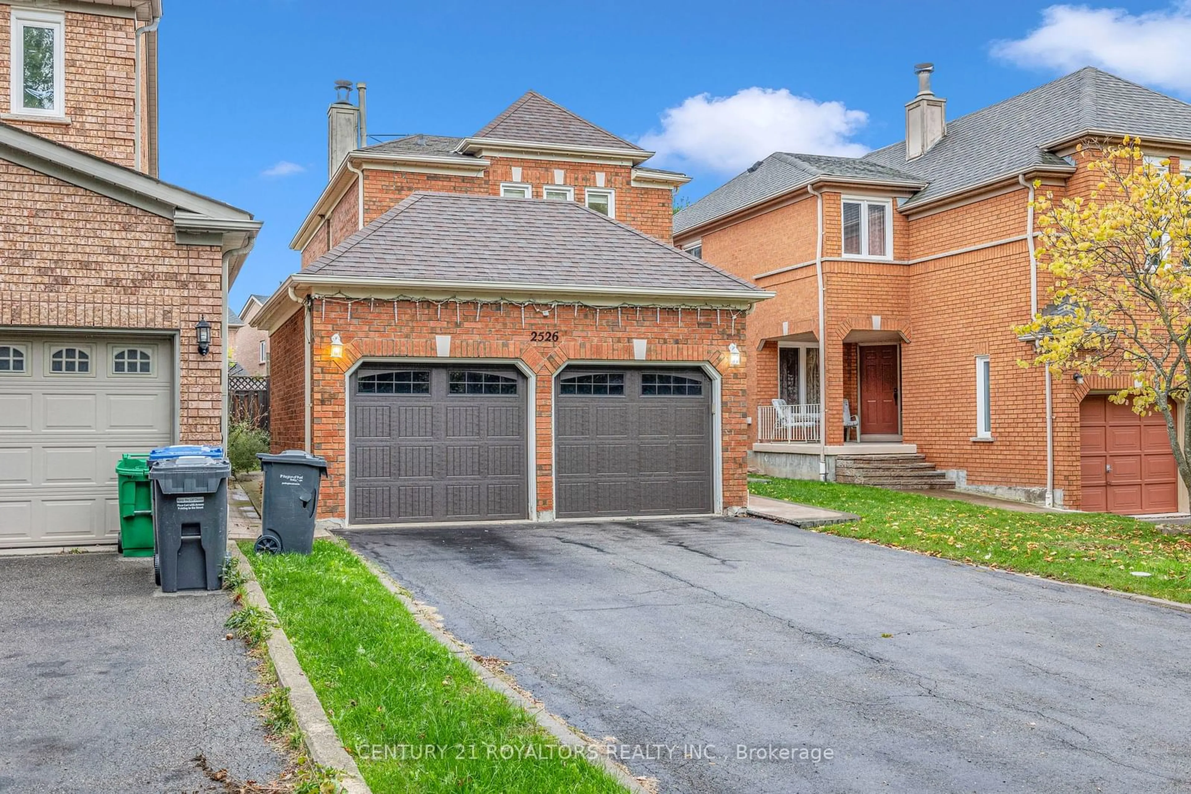 Frontside or backside of a home, the street view for 2526 Willowburne Dr, Mississauga Ontario L5M 5E9