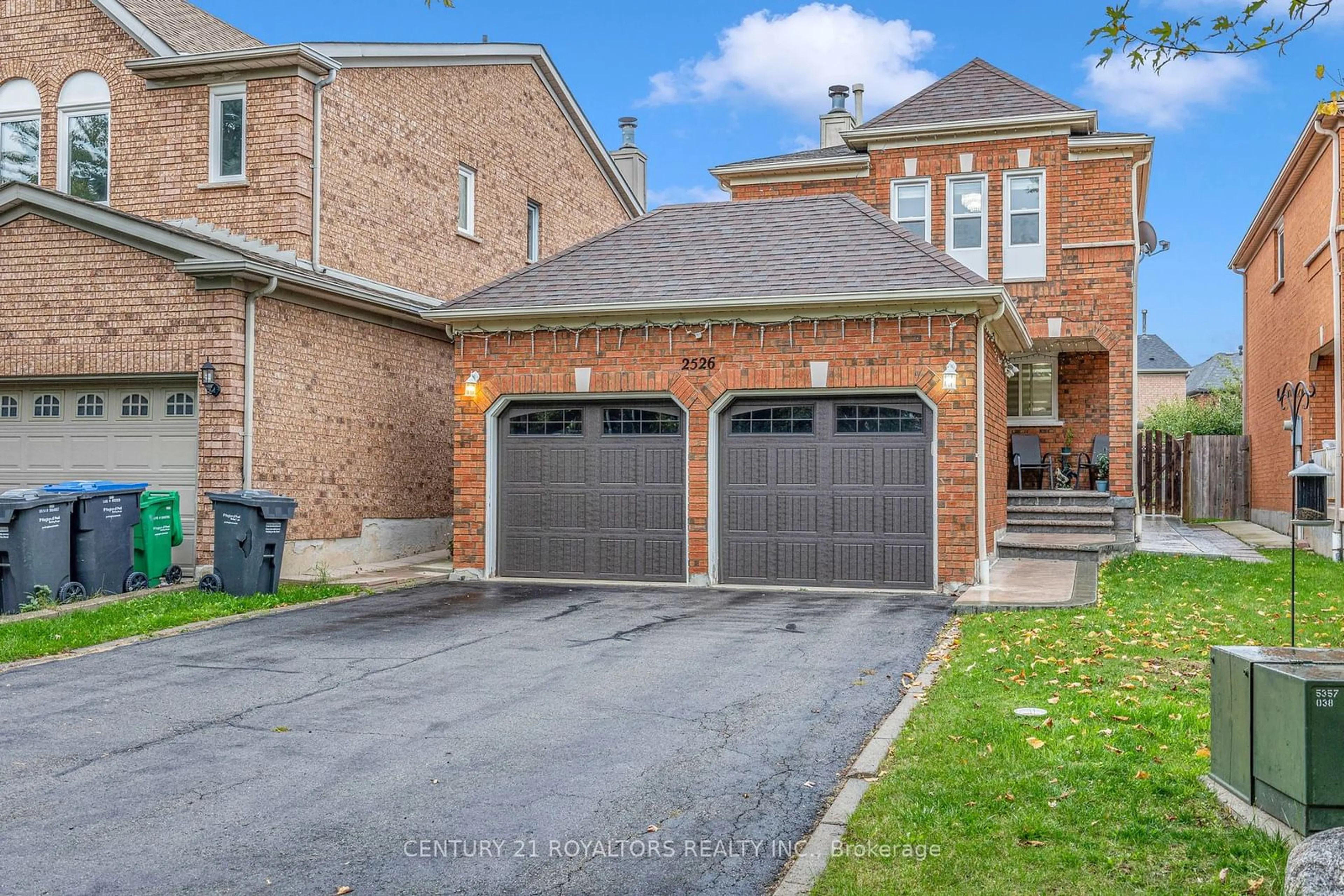 Home with brick exterior material for 2526 Willowburne Dr, Mississauga Ontario L5M 5E9