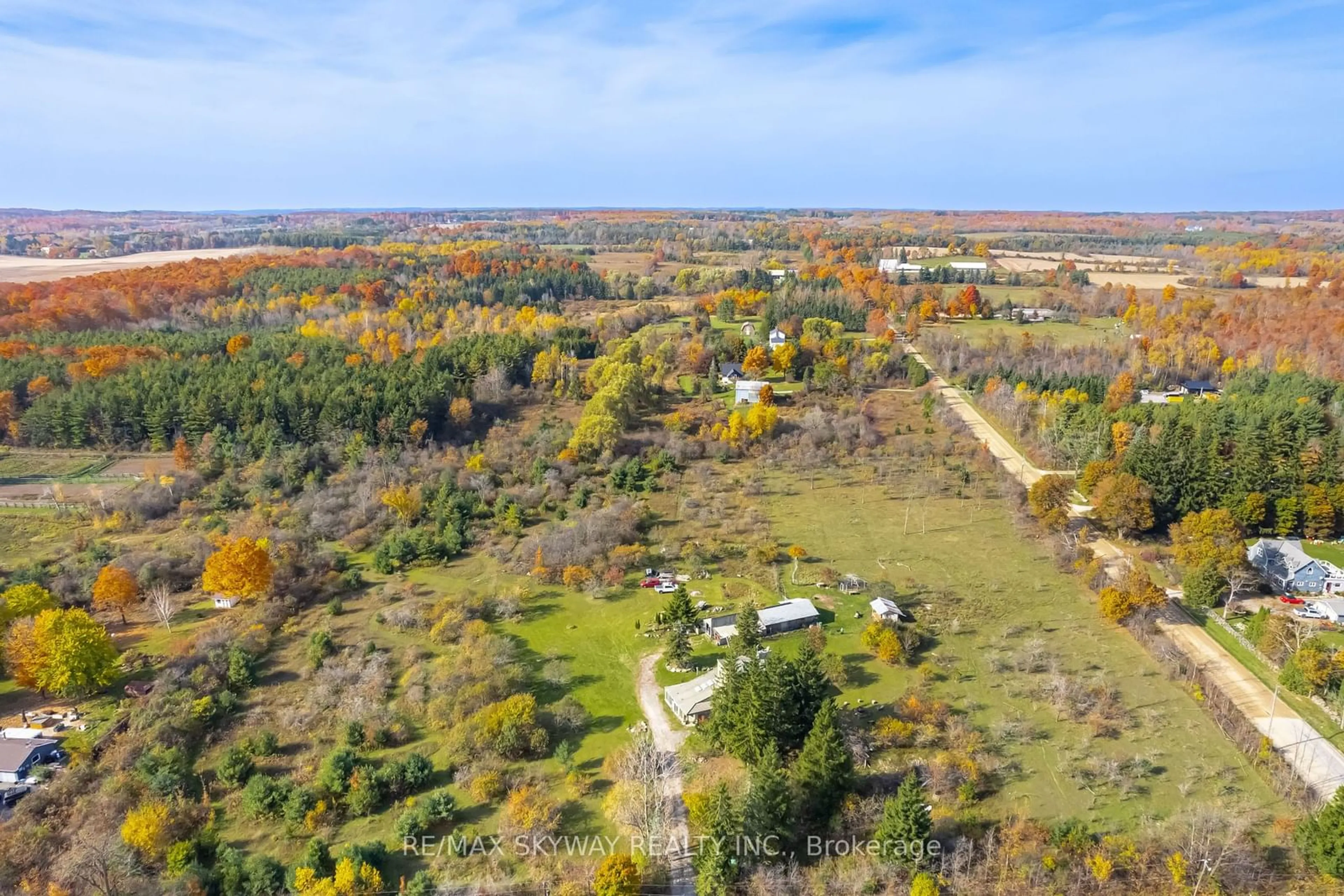 A pic from exterior of the house or condo, the fenced backyard for 468 Olde Base Line Rd, Caledon Ontario L7C 0H8