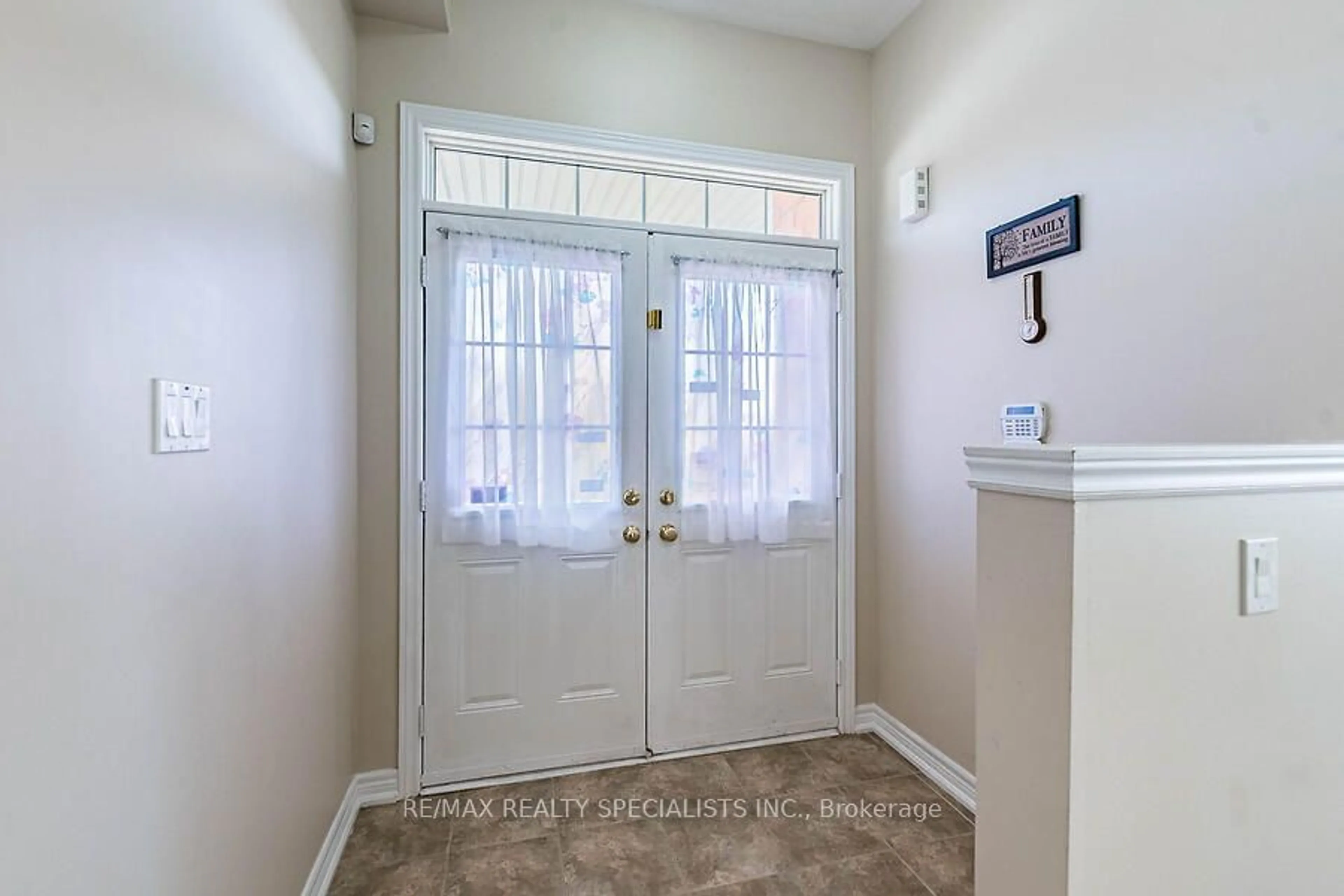 Indoor entryway, wood floors for 26 CLEARFIELD Dr, Brampton Ontario L6P 3L5