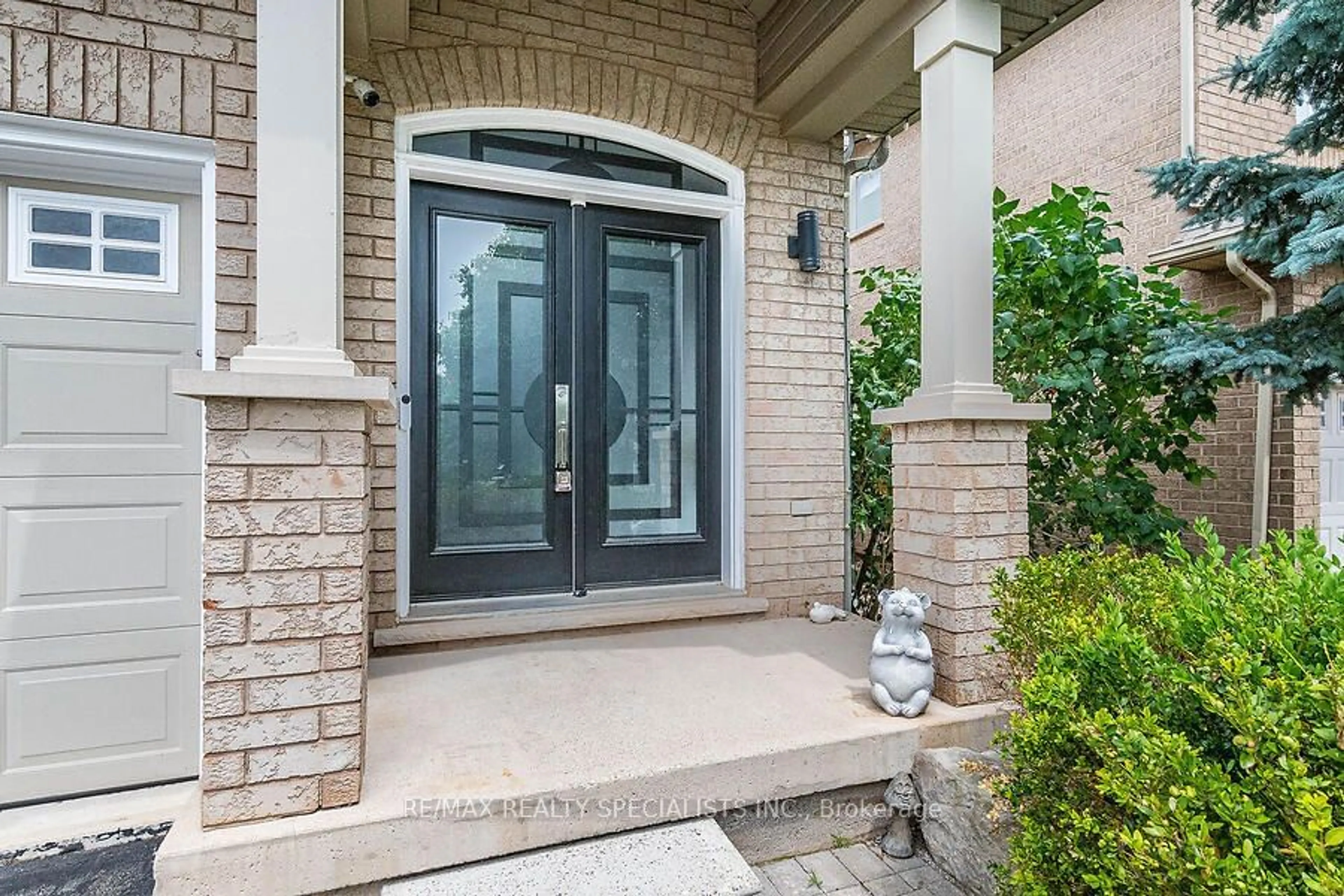 Indoor entryway, ceramic floors for 2369 GRAND OAK Tr, Oakville Ontario L6M 4V5