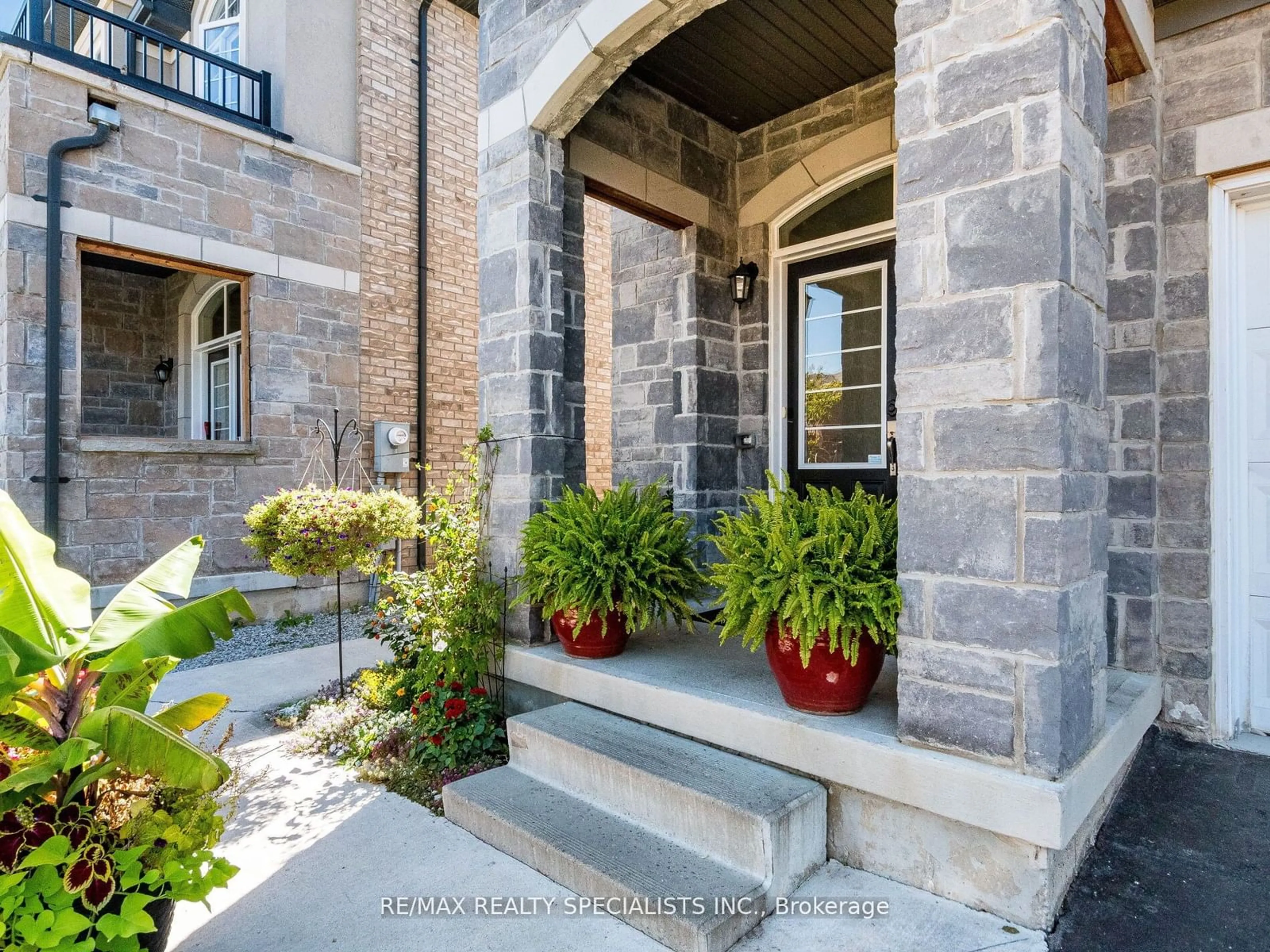 Indoor entryway, cement floor for 80 Thornbush Blvd, Brampton Ontario L7A 4K1