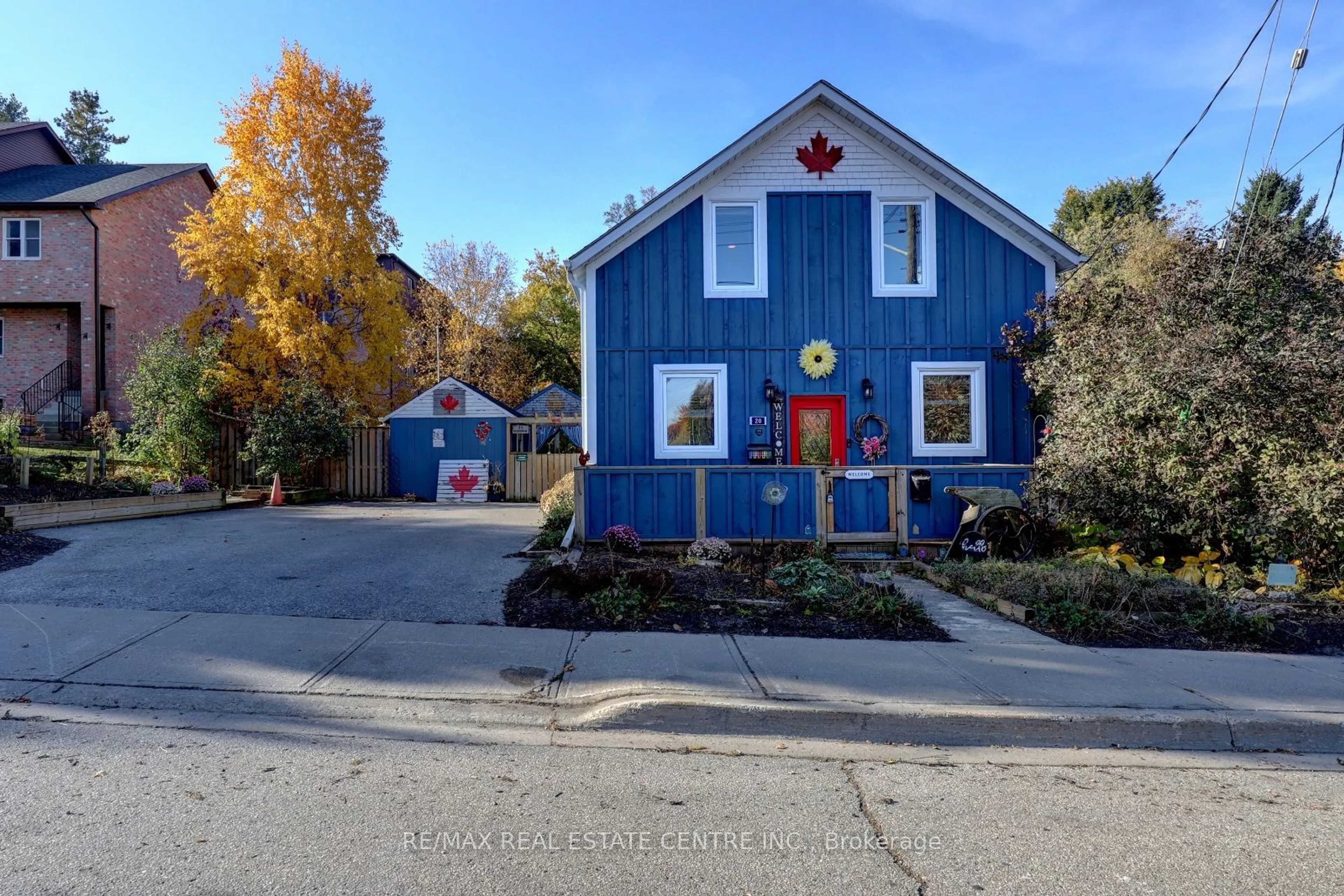 Frontside or backside of a home, the street view for 20 VICTORIA Ave, Halton Hills Ontario L7J 1Y9