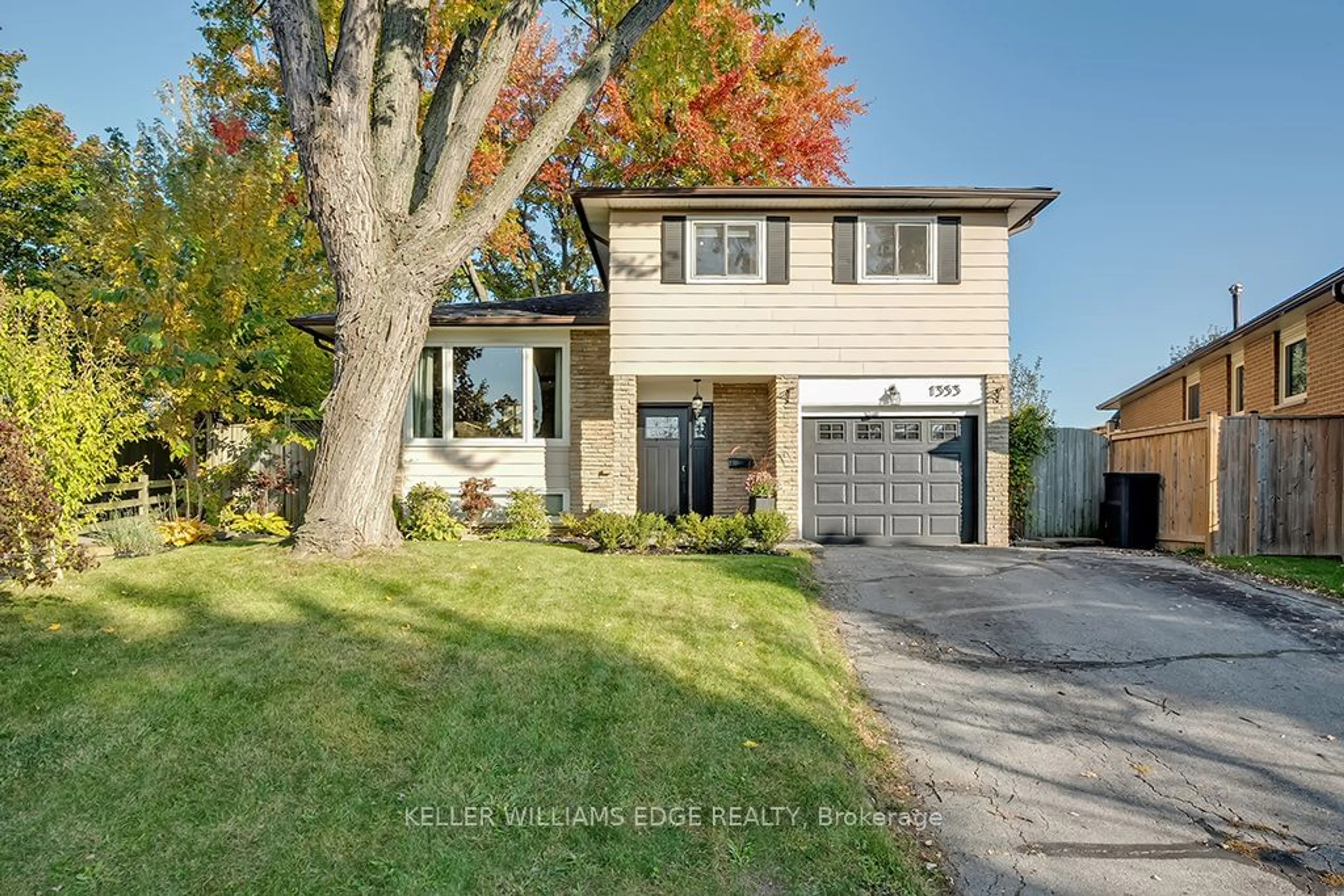 Frontside or backside of a home, the street view for 1353 Woodvale Pl, Burlington Ontario L7M 1R2