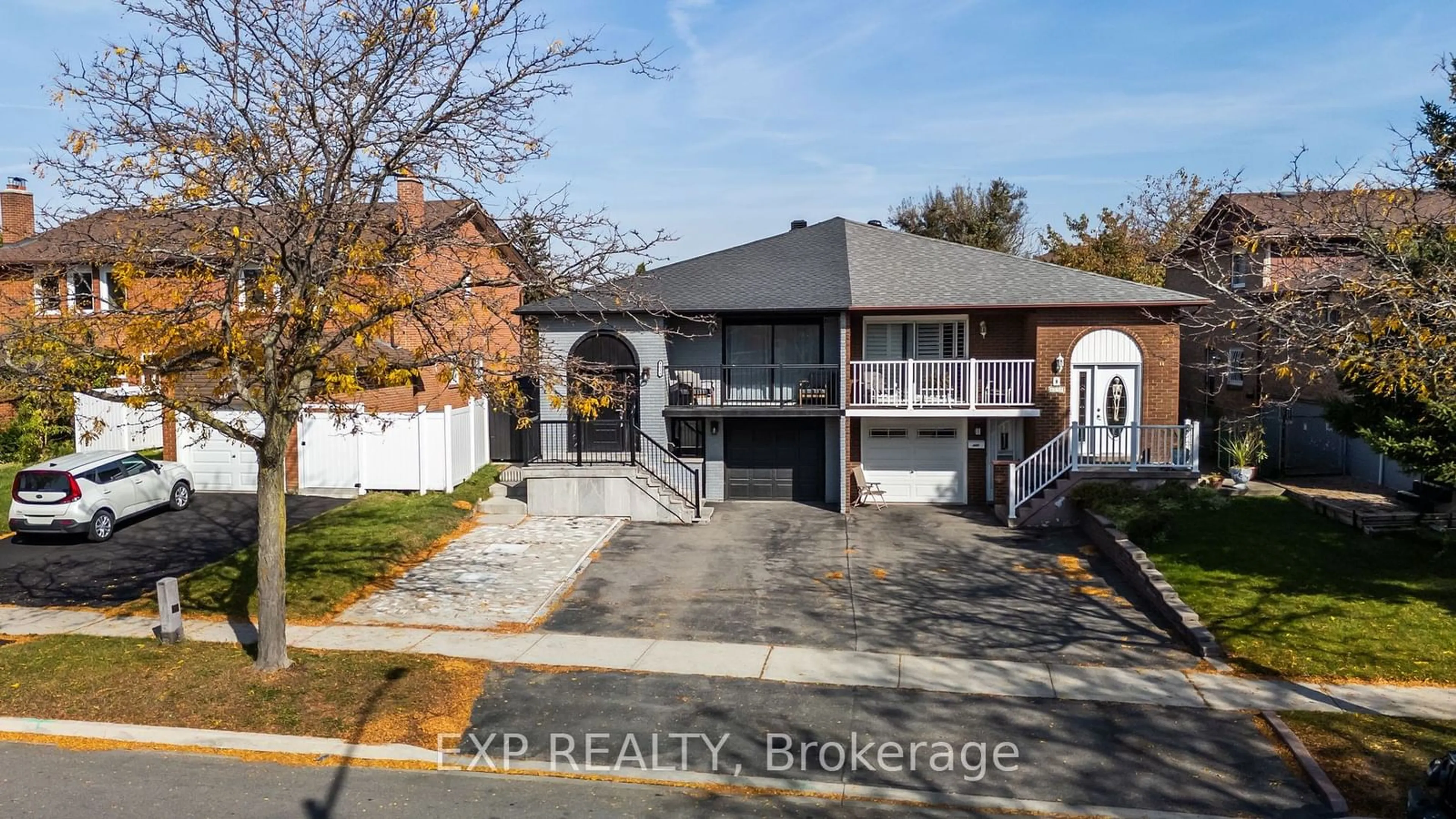 Frontside or backside of a home, the street view for 4039 Midhurst Lane, Mississauga Ontario L4Z 1C8