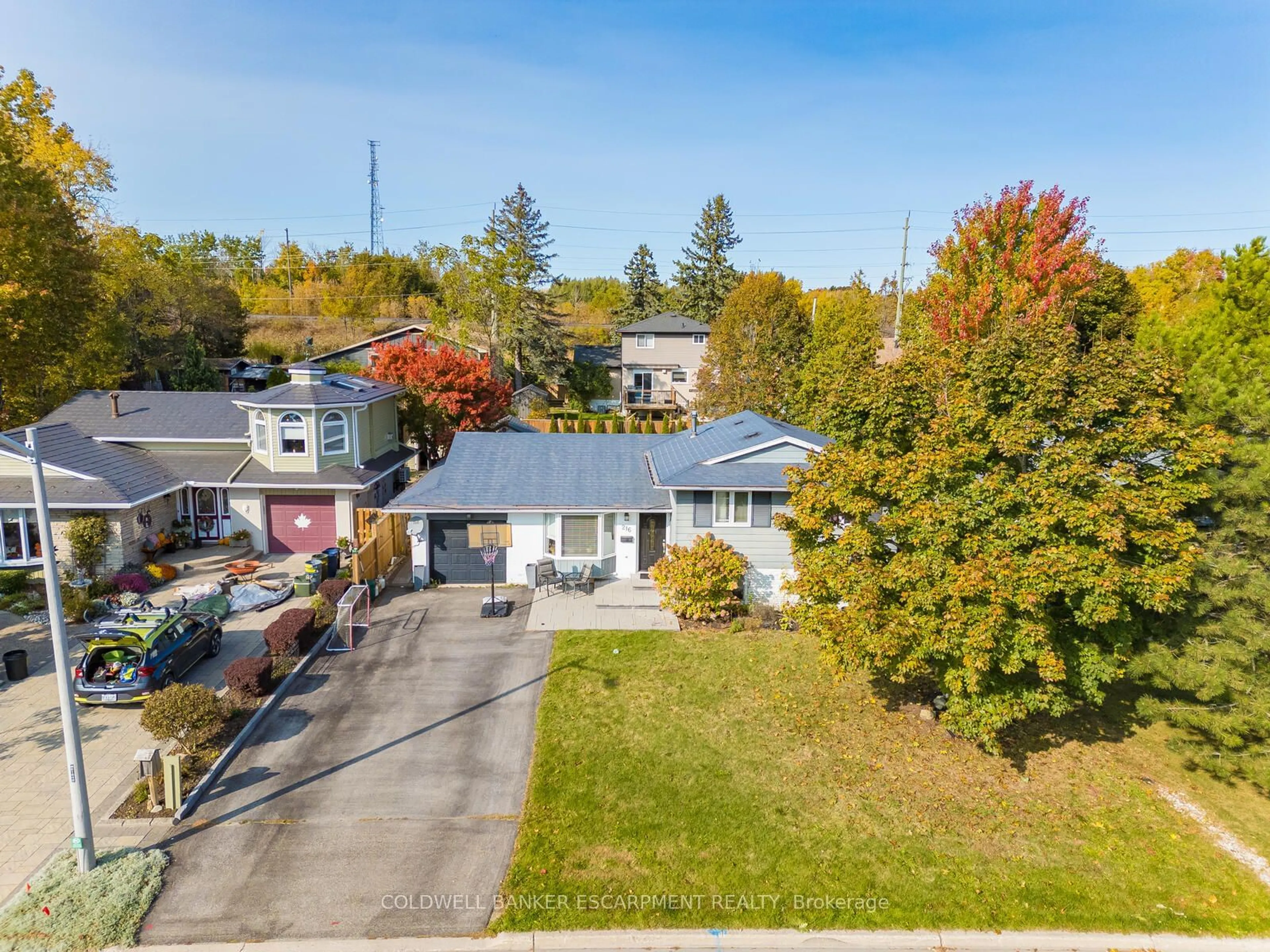 Frontside or backside of a home, the street view for 216 Elmore Dr, Halton Hills Ontario L7J 2L5