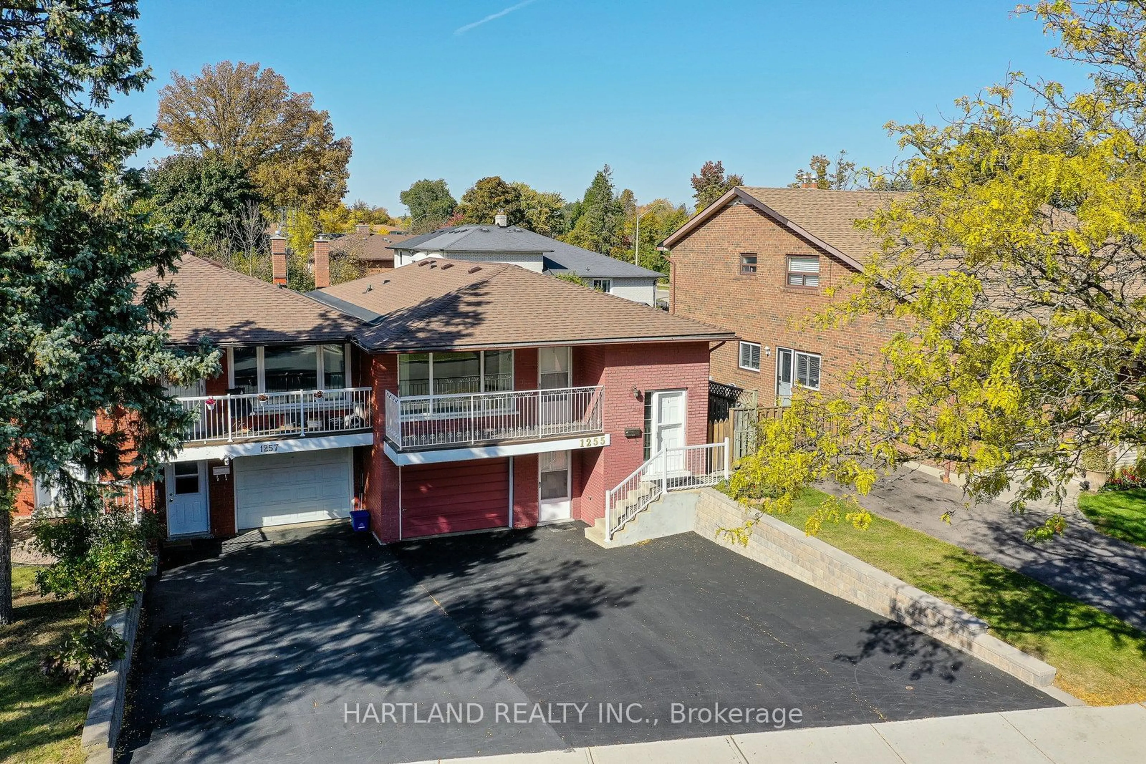 A pic from exterior of the house or condo, the front or back of building for 1255 Forestwood Dr, Mississauga Ontario L5C 1J2