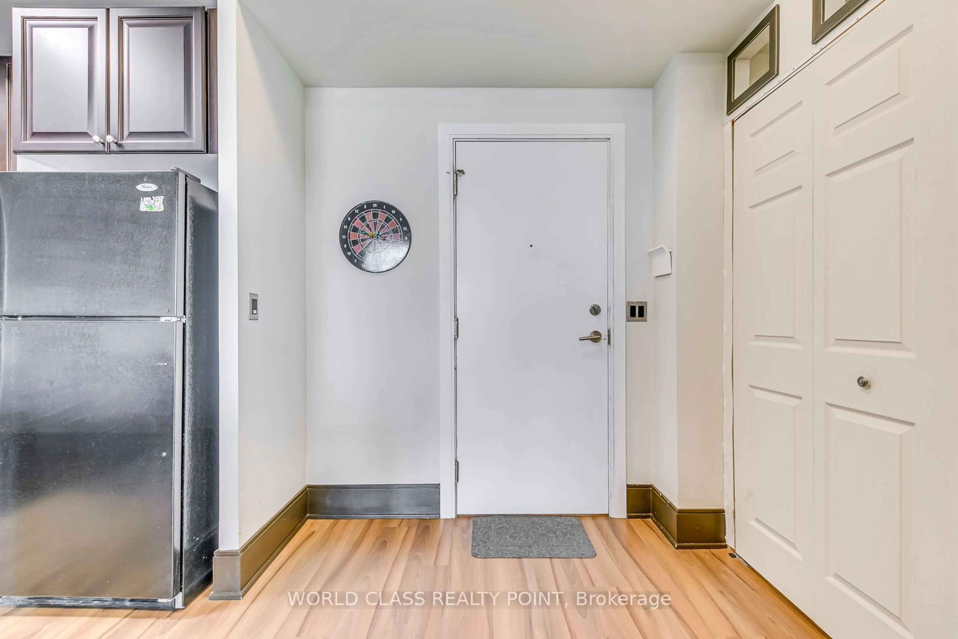 Indoor entryway, wood floors for 330 Burnhamthorpe Rd #3005, Mississauga Ontario L5B 0E1