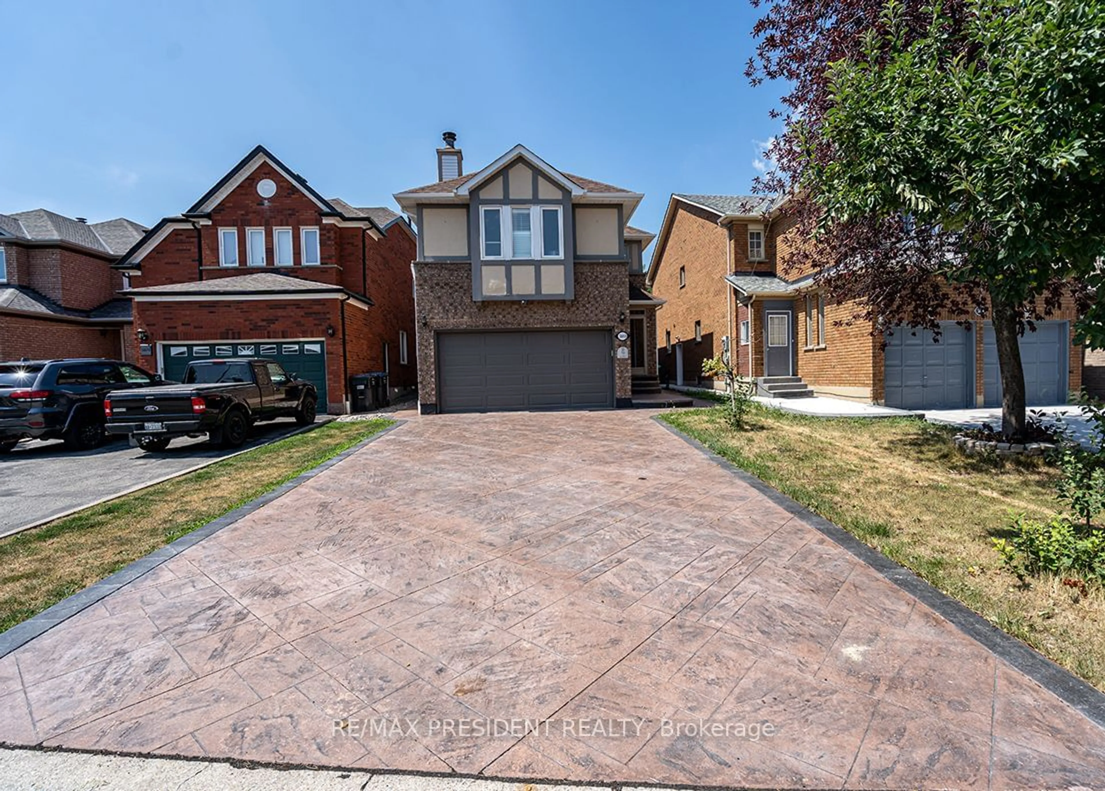 Frontside or backside of a home, the street view for 5880 Chorley Pl, Mississauga Ontario L5M 5L7