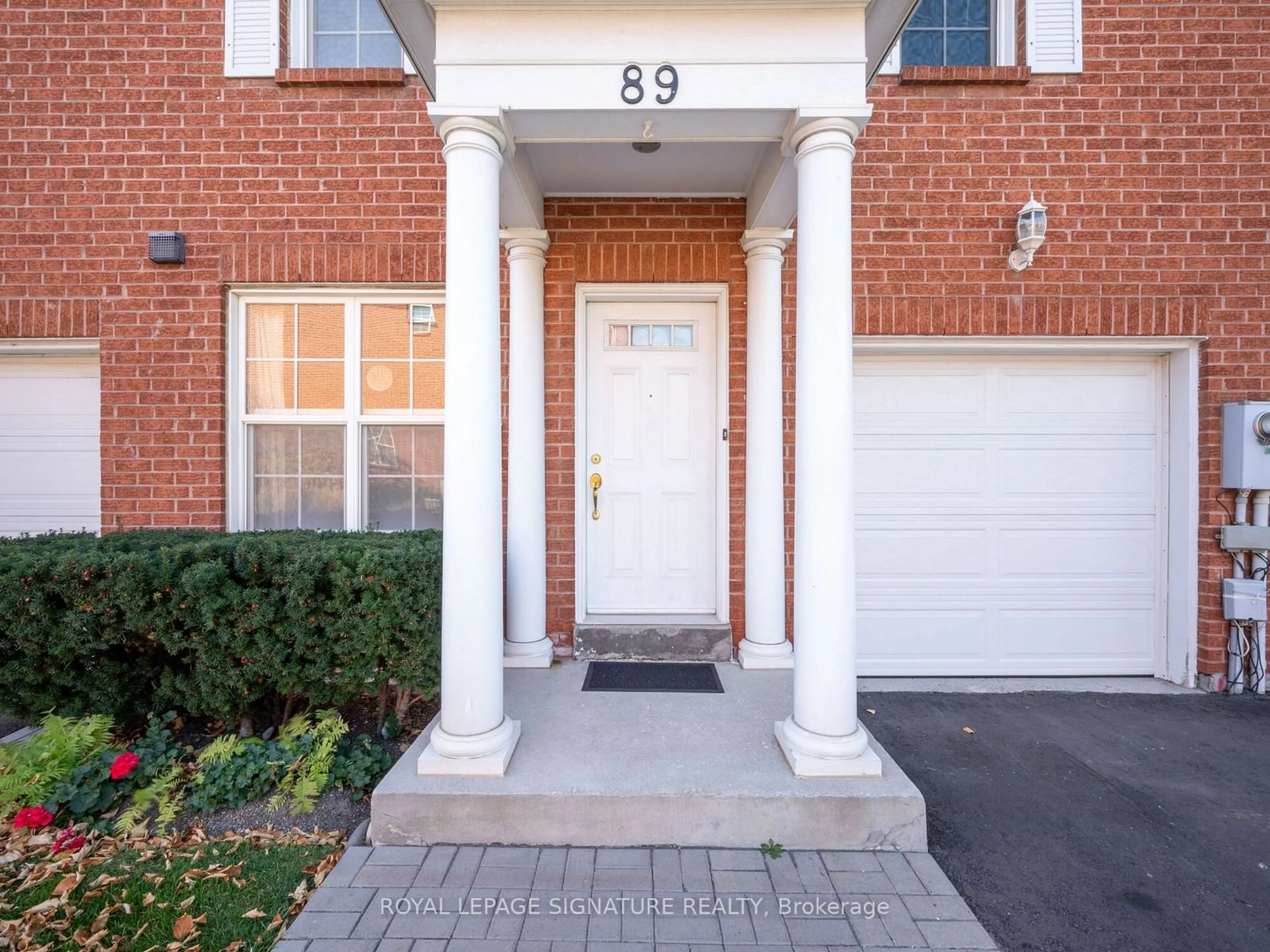 Home with brick exterior material for 89 Stornwood Crt, Brampton Ontario L6W 4J2