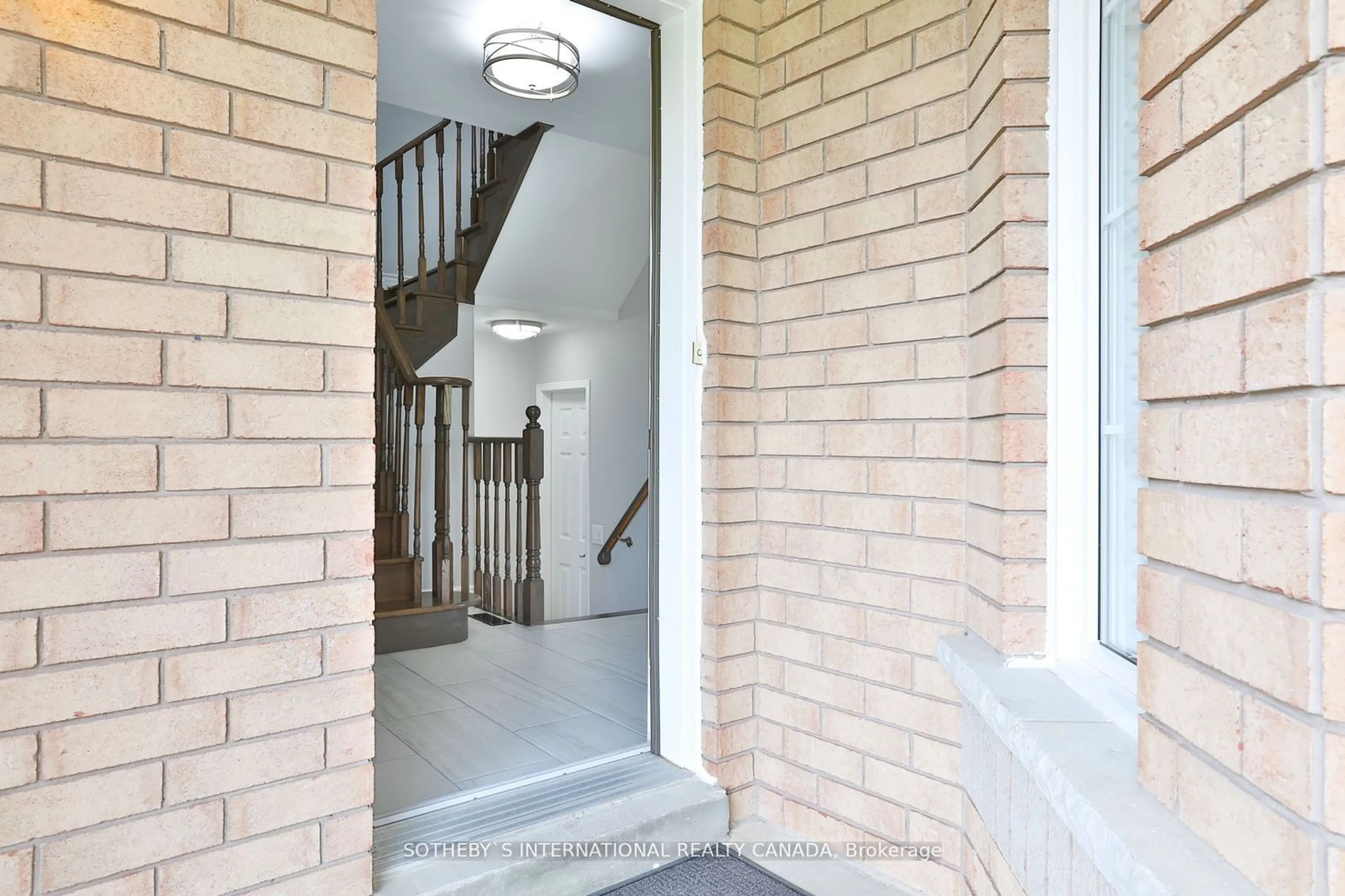 Indoor entryway, cement floor for 128 Sandyshores Dr, Brampton Ontario L6R 2M3