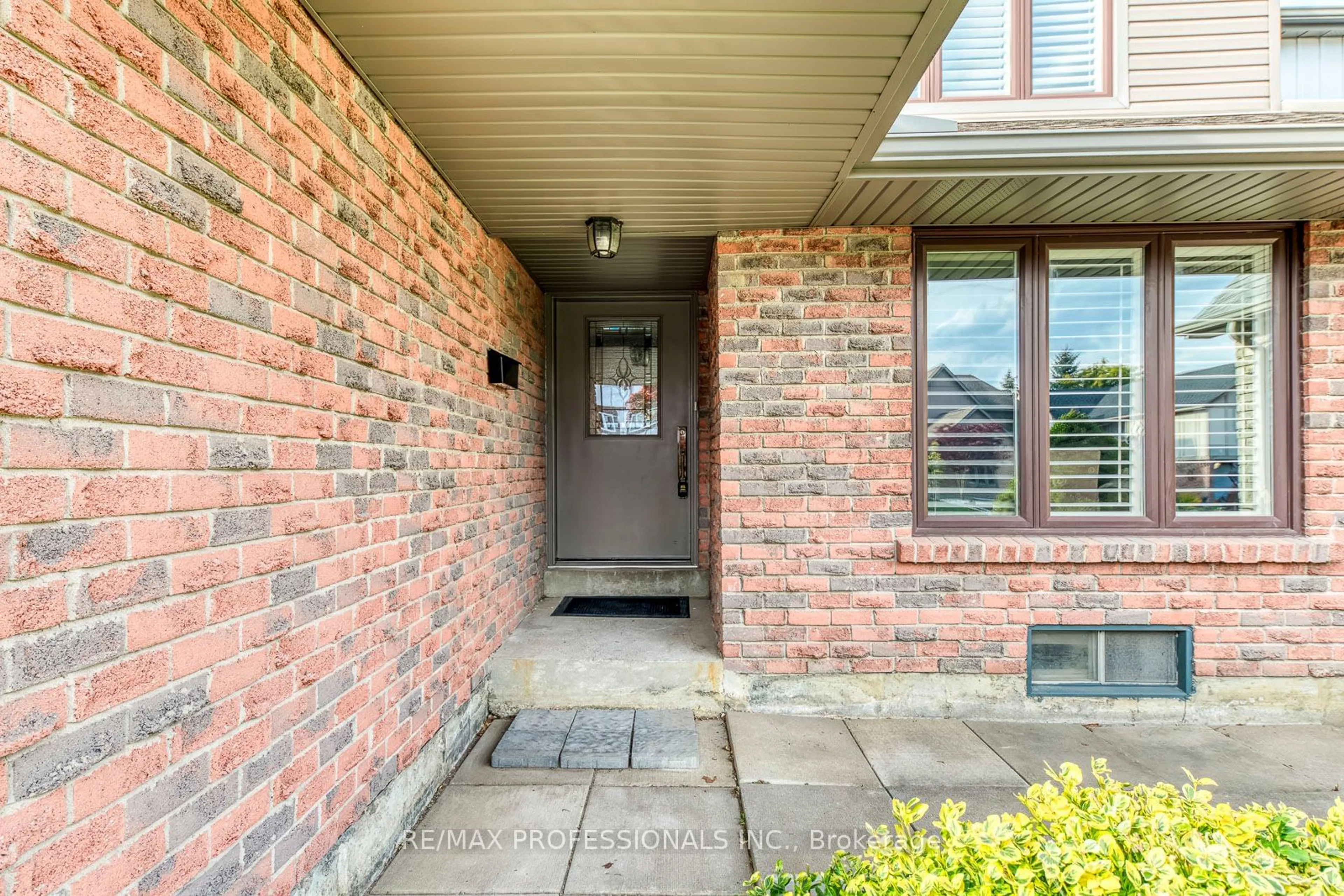 Indoor entryway, wood floors for 34 Elmbrook Cres, Toronto Ontario M9C 5B4