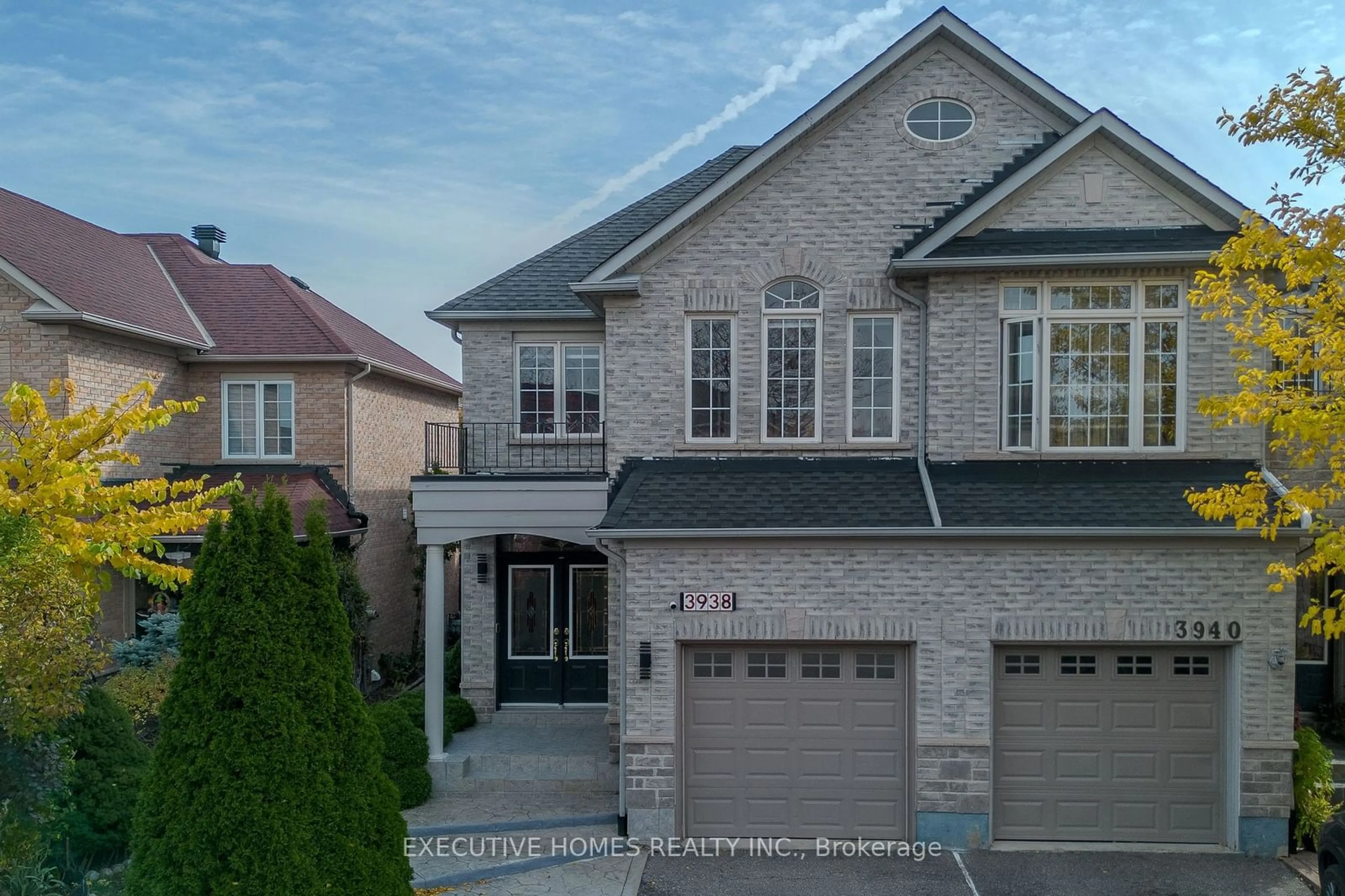 Frontside or backside of a home, the street view for 3938 Lacman Tr, Mississauga Ontario L5M 6N7