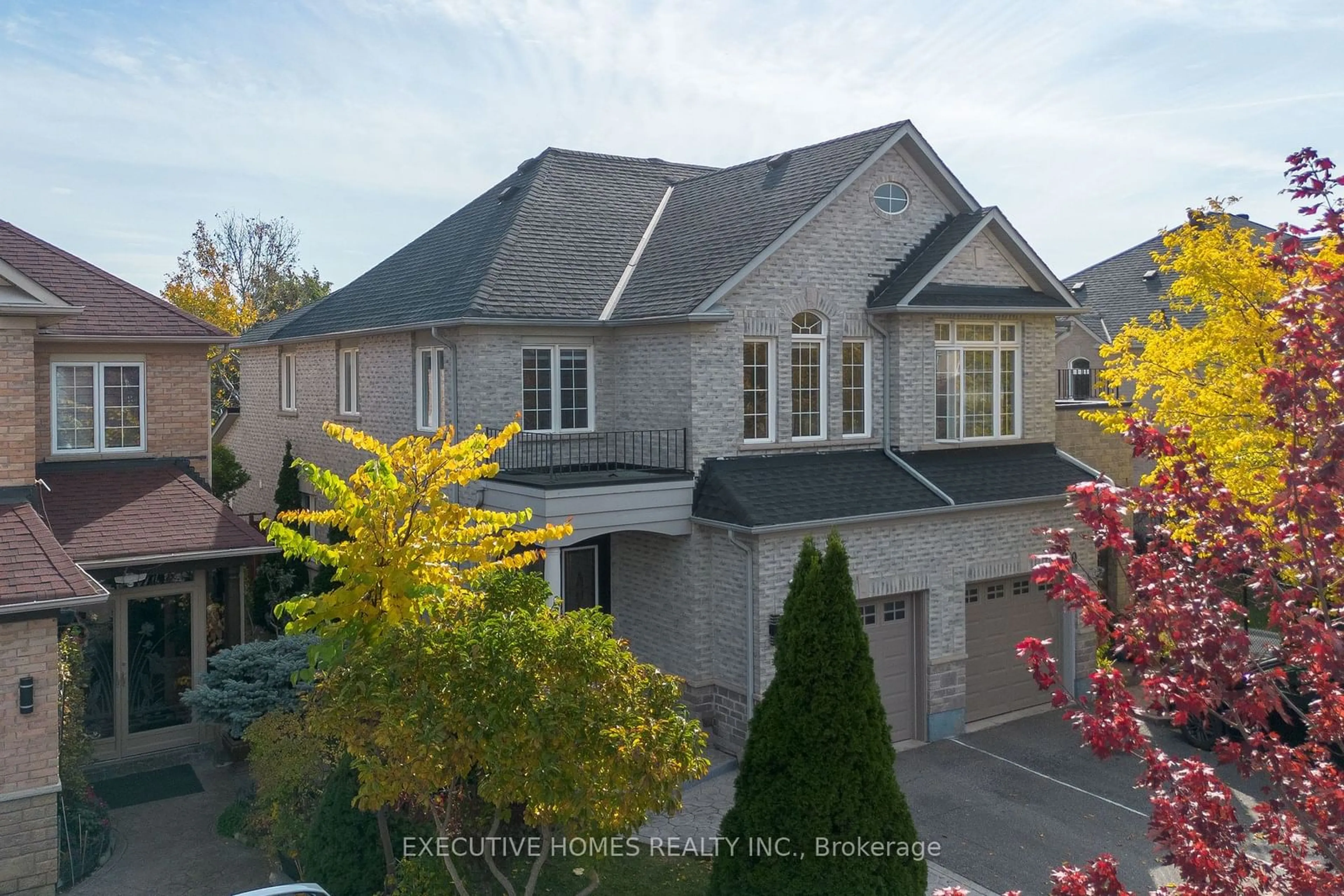 Frontside or backside of a home, the street view for 3938 Lacman Tr, Mississauga Ontario L5M 6N7