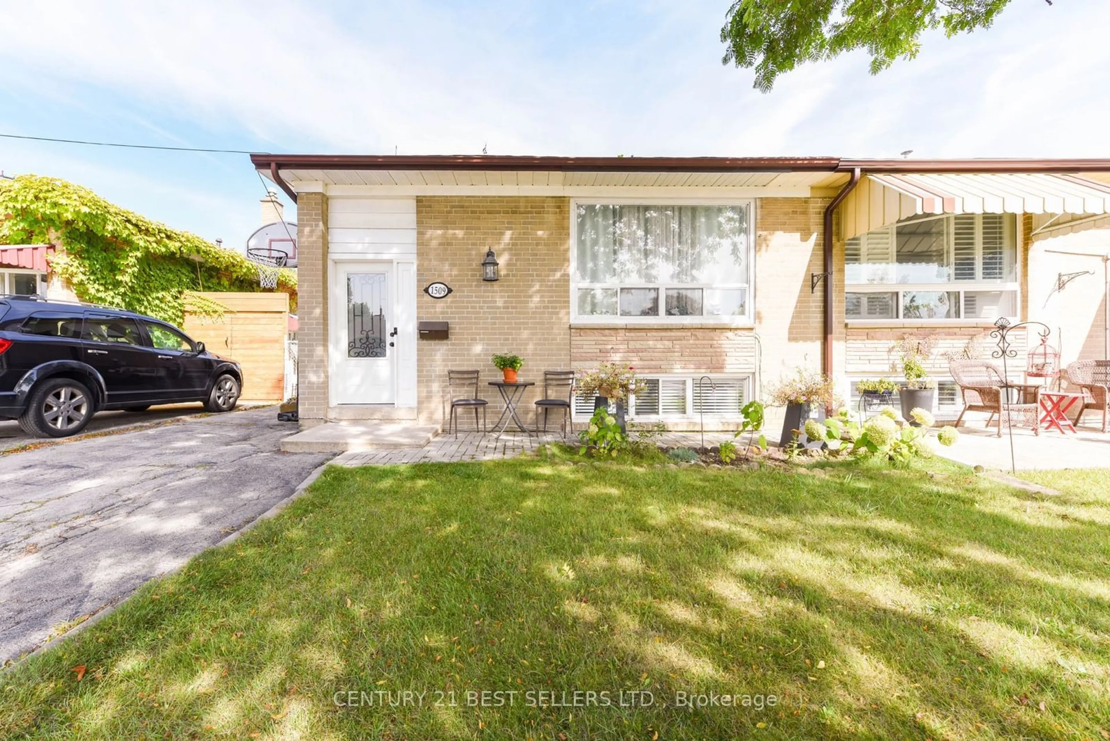 Frontside or backside of a home, cottage for 1509 Banwell Rd, Mississauga Ontario L5J 3X6