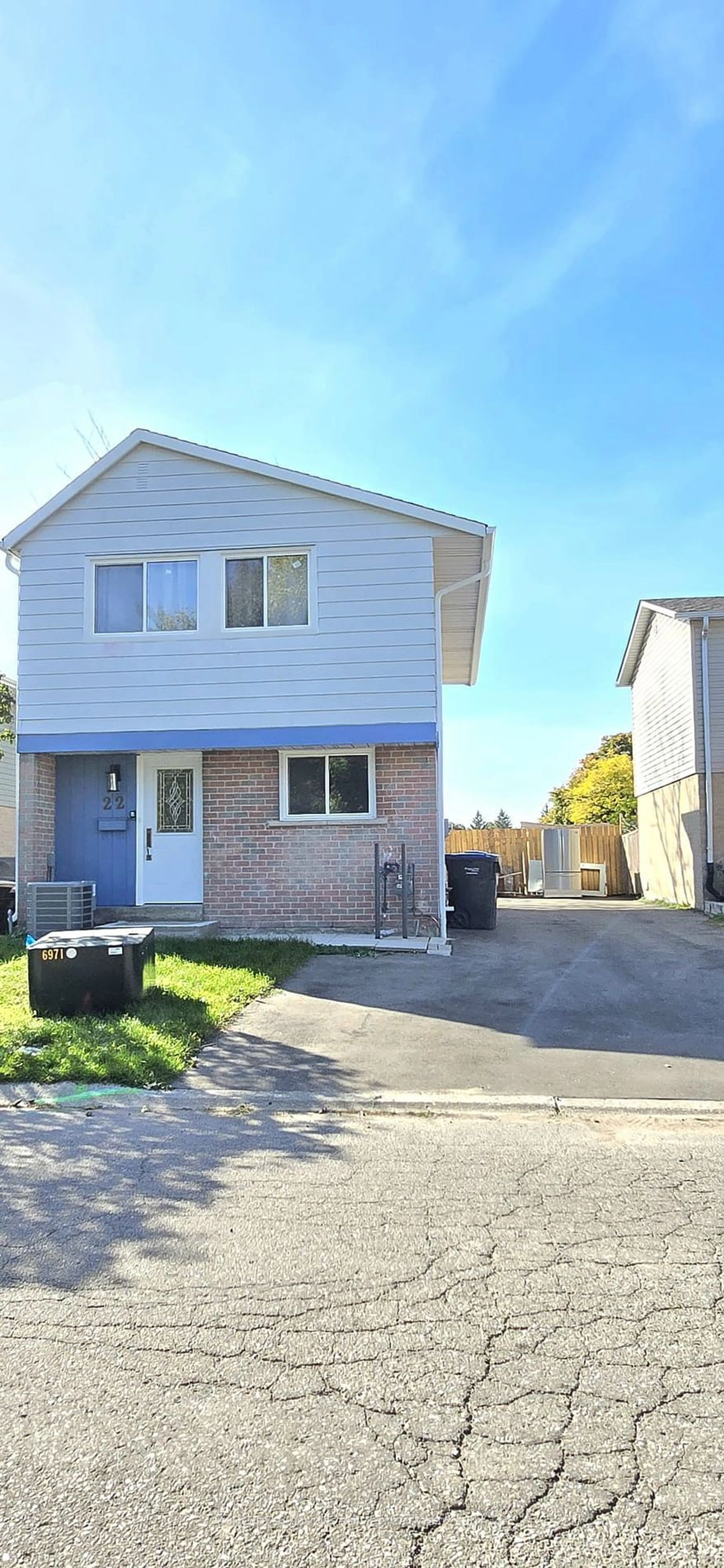 Frontside or backside of a home, the street view for 22 Huronia Crt, Brampton Ontario L6S 2C7