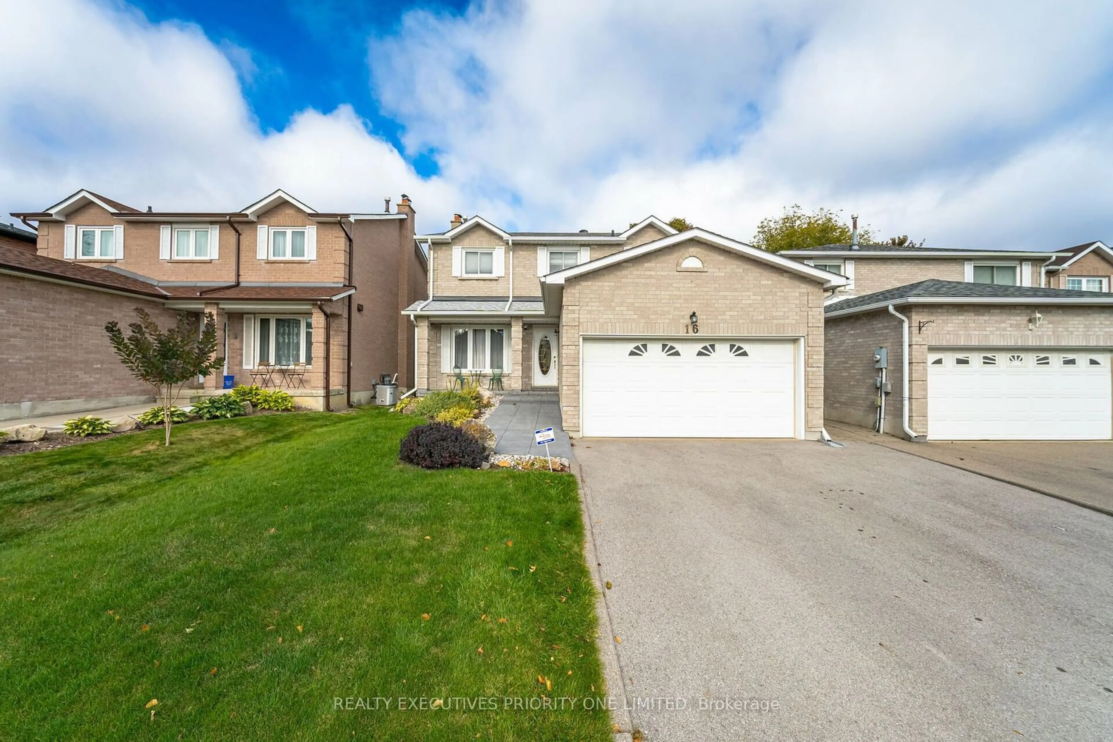 Frontside or backside of a home, the street view for 16 Fountainbridge Dr, Caledon Ontario L7E 1P4