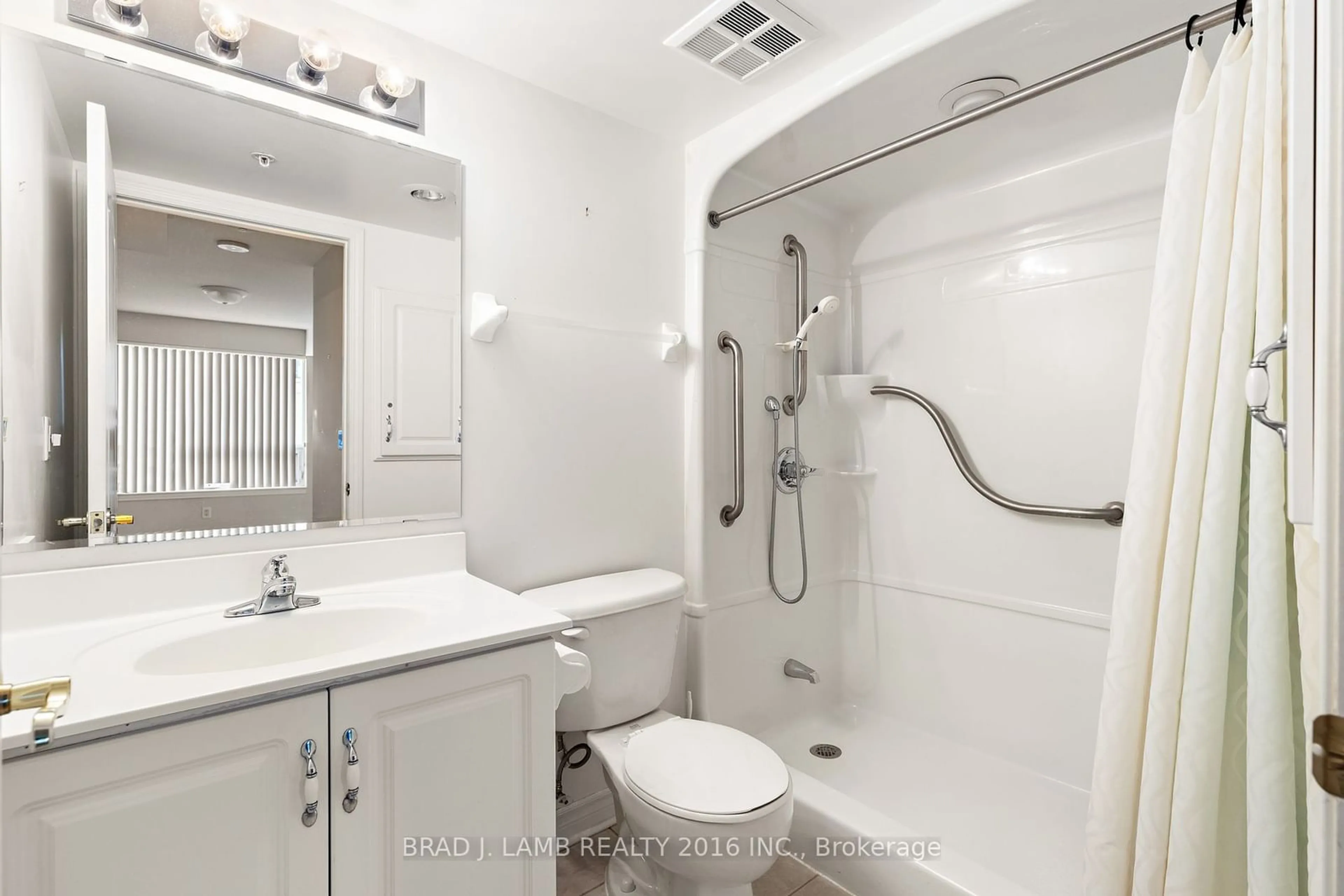 Standard bathroom for 350 Princess Royal Dr #905, Mississauga Ontario L5B 4N1